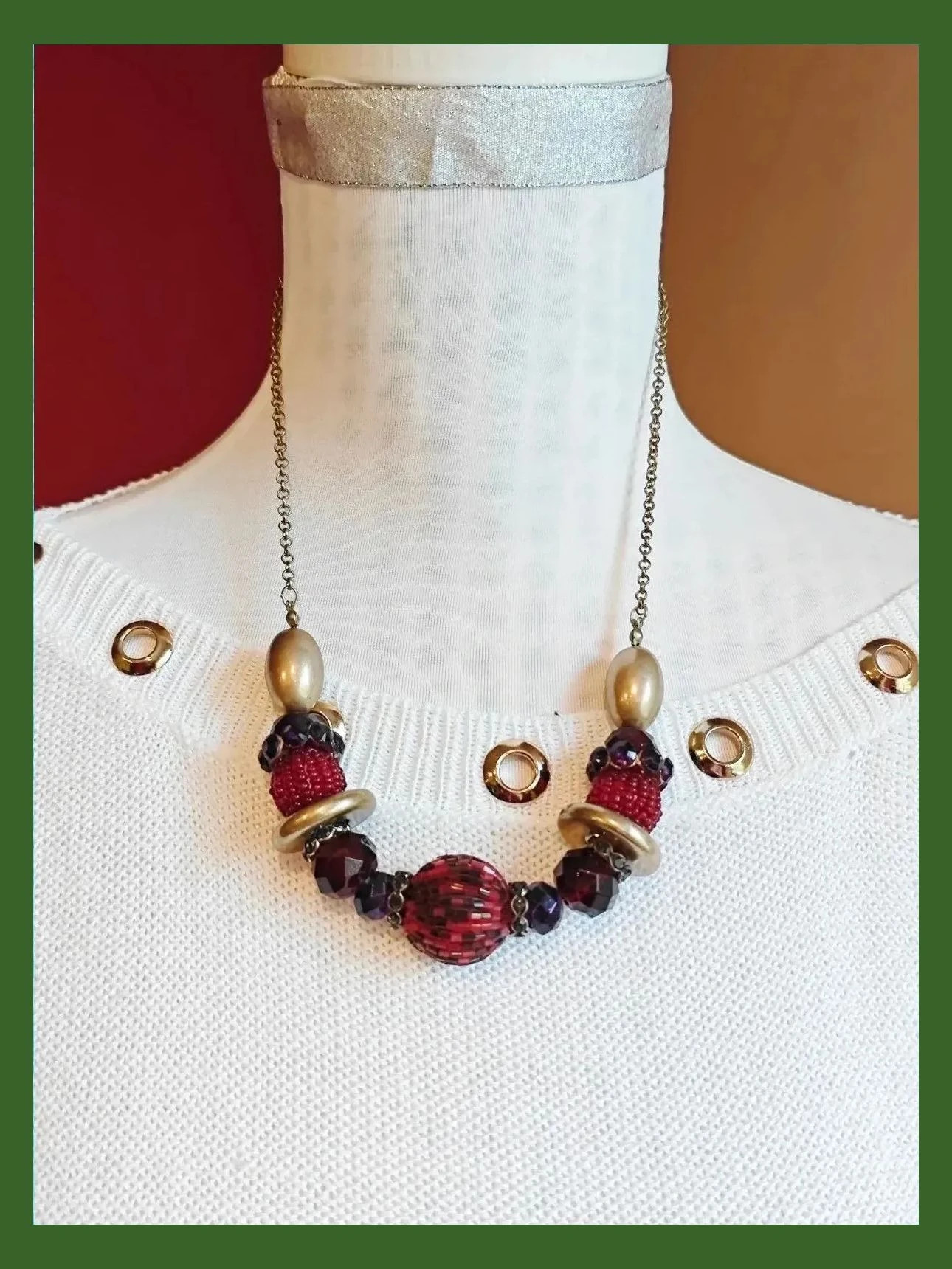🌺 Bonito collar dorado con abalorios granate y brillantes morado