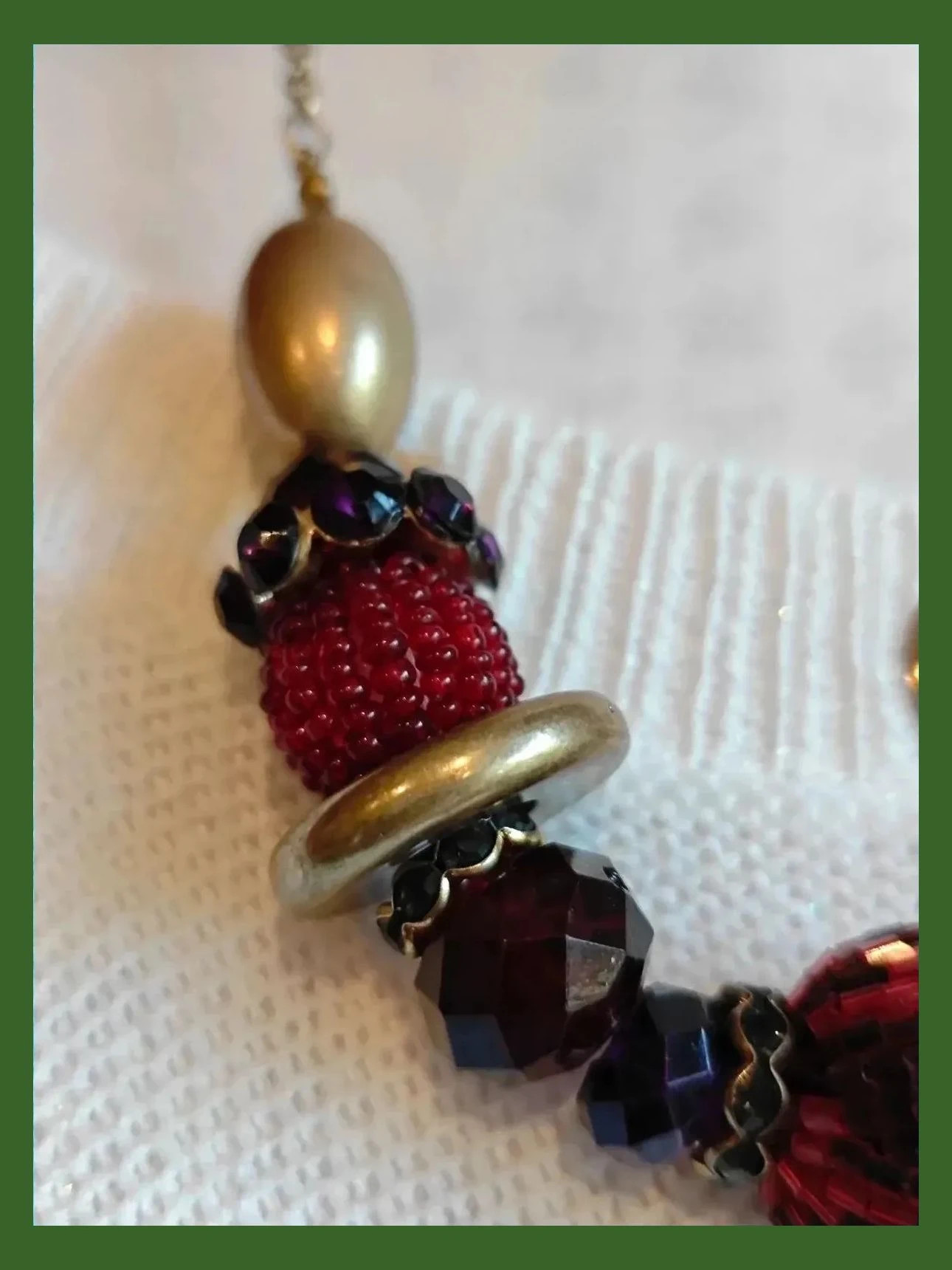 🌺 Bonito collar dorado con abalorios granate y brillantes morado – Vintage Chic 3