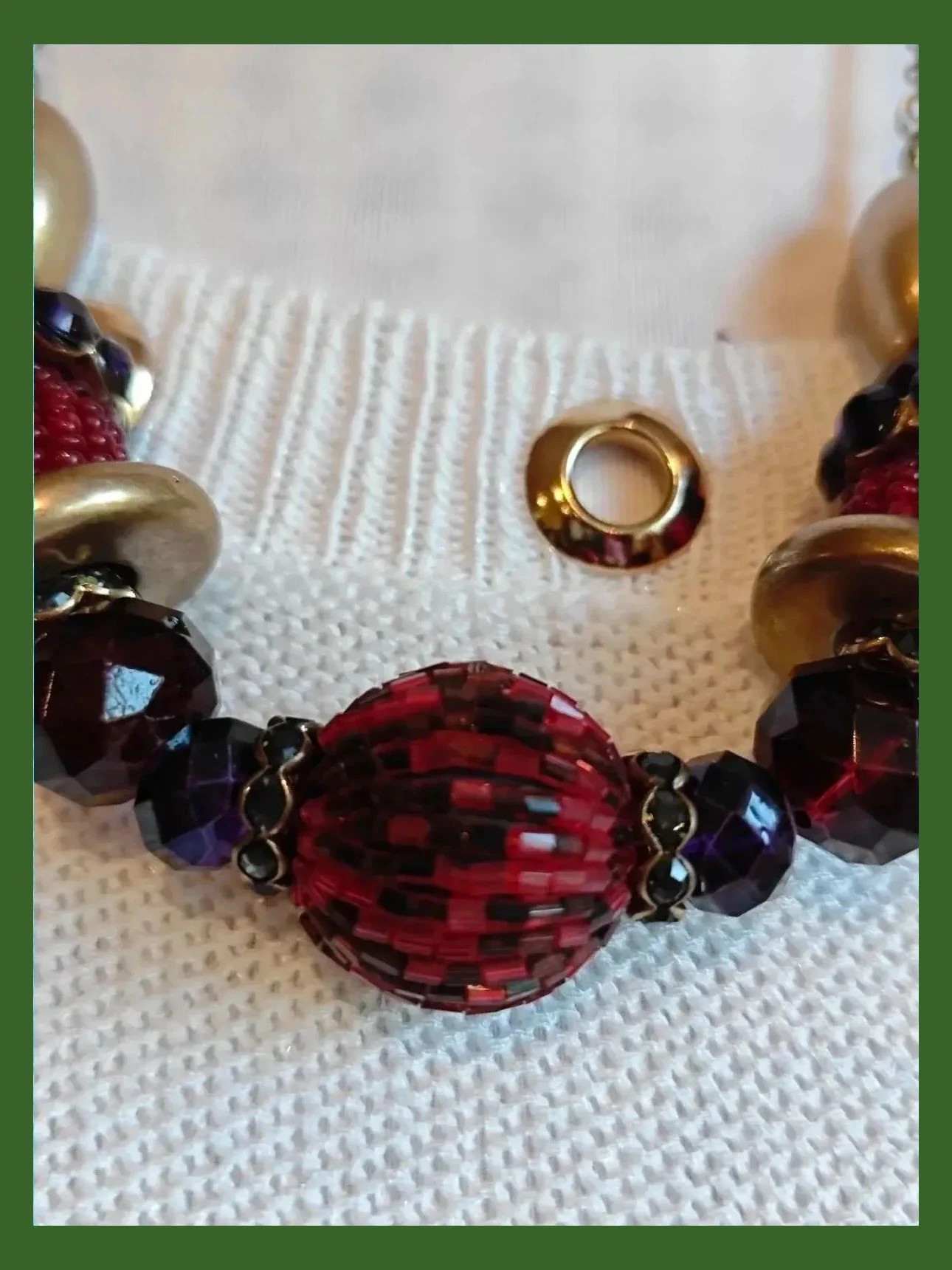 🌺 Bonito collar dorado con abalorios granate y brillantes morado – Vintage Chic 4