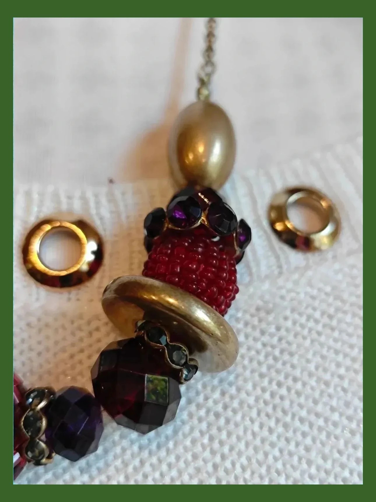 🌺 Bonito collar dorado con abalorios granate y brillantes morado – Vintage Chic 5