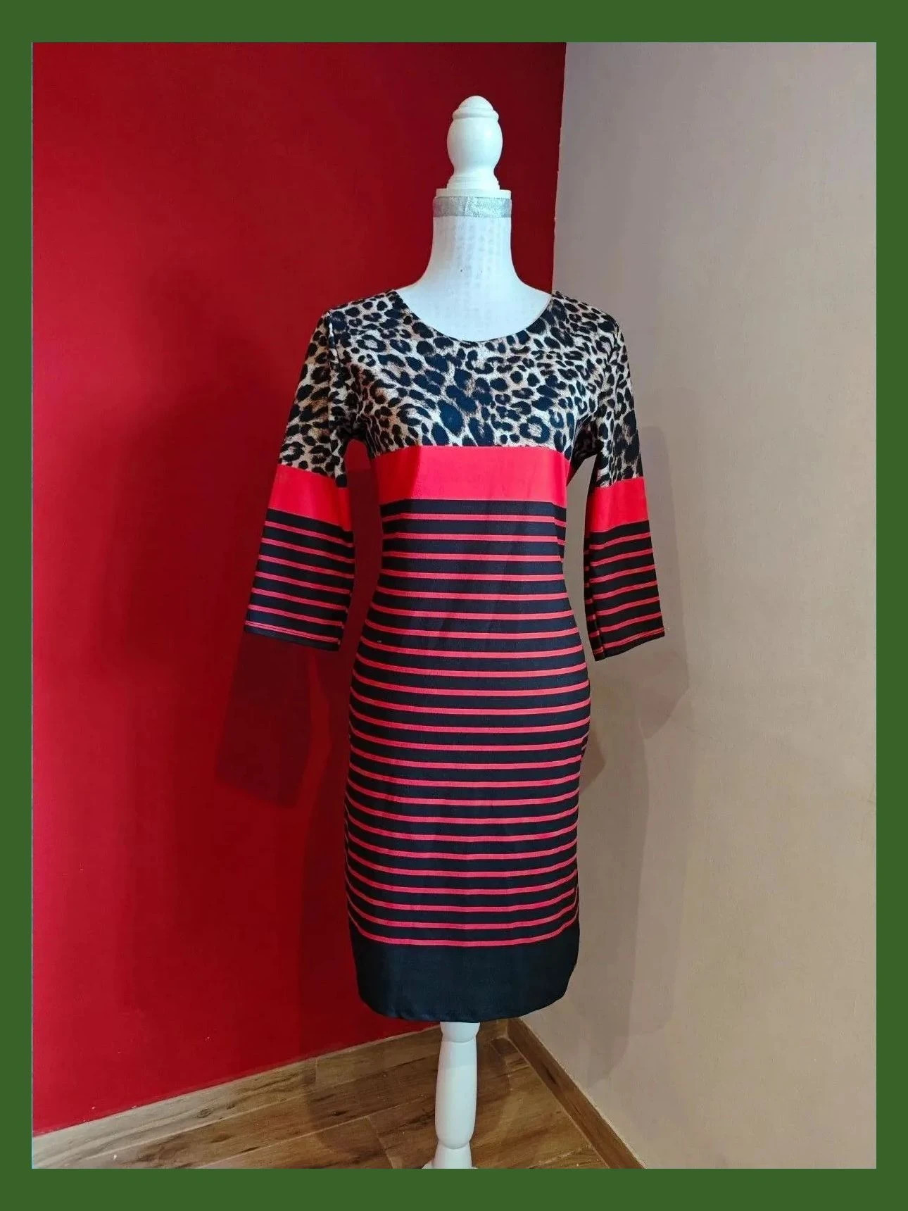 🌺 Vestido entallado con rayas rojo y negro y arriba estampado animal print