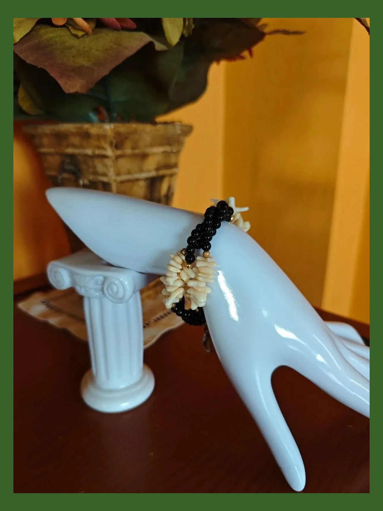🌺 Pulsera de tres vueltas con abalorios negros y crema