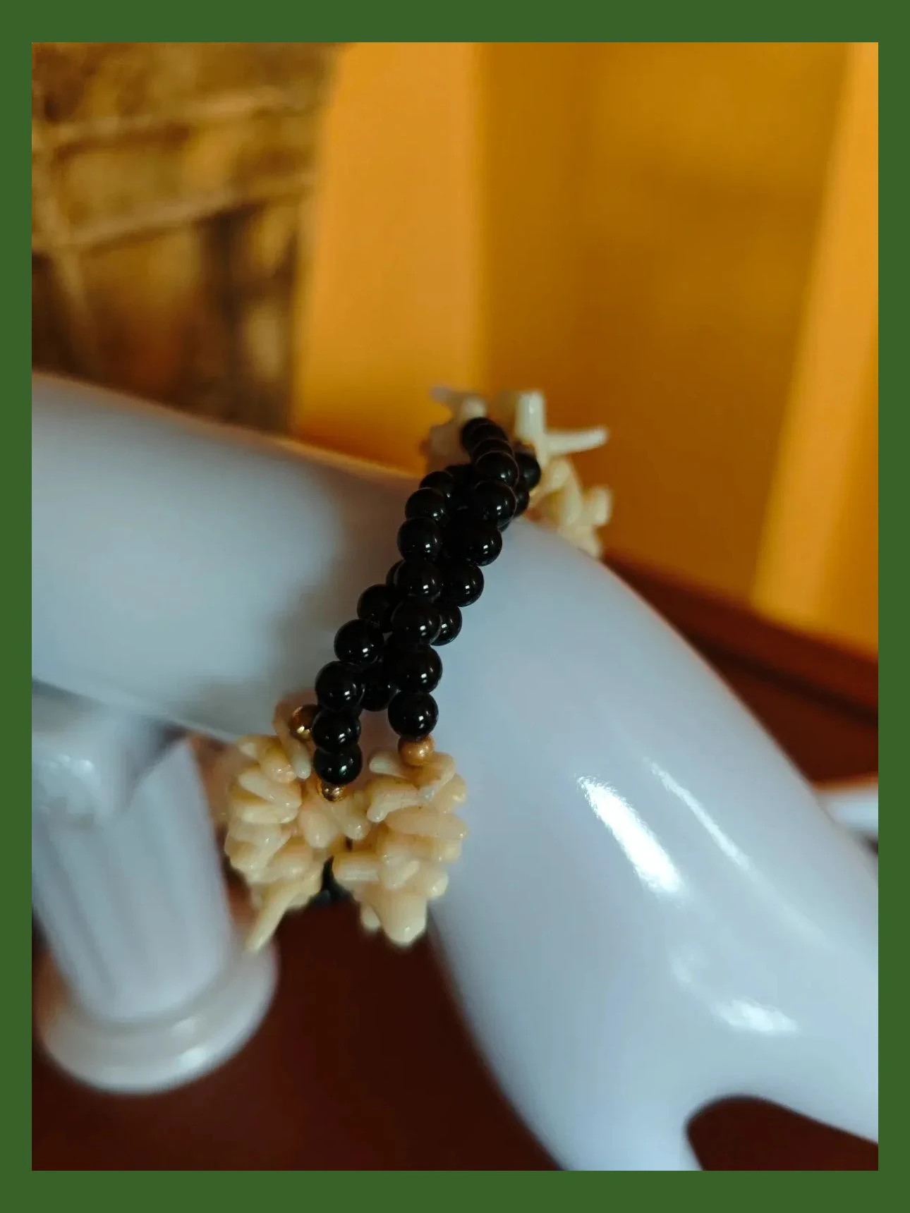 🌺 Pulsera de tres vueltas con abalorios negros y crema 2