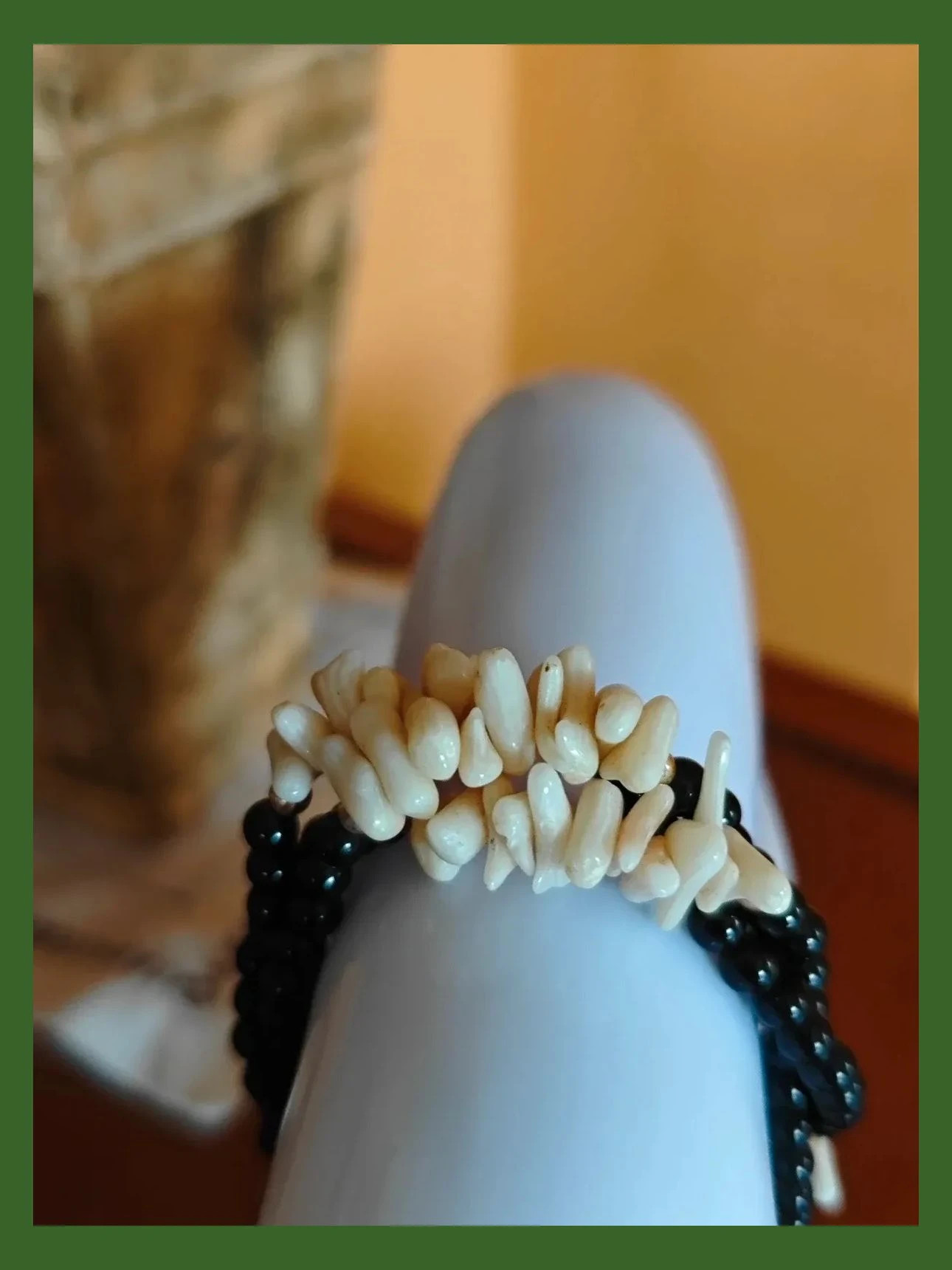 🌺 Pulsera de tres vueltas con abalorios negros y crema 3