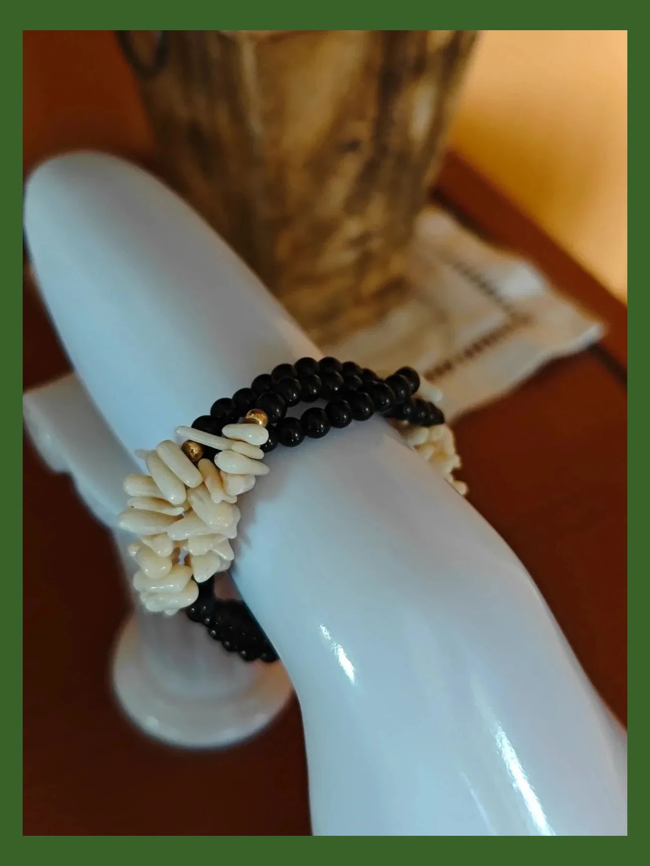 🌺 Pulsera de tres vueltas con abalorios negros y crema 4