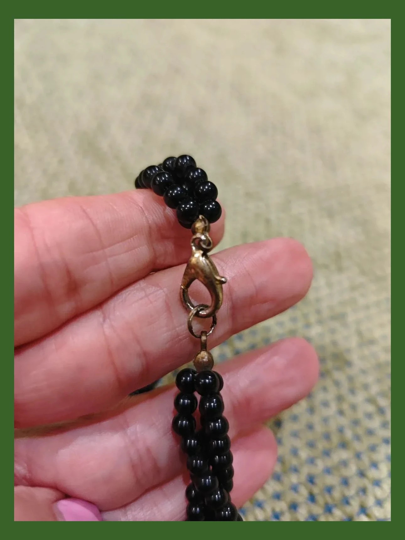 🌺 Pulsera de tres vueltas con abalorios negros y crema 5