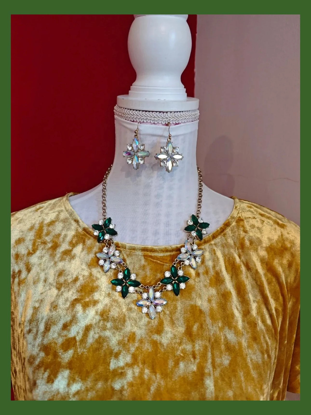 🌺 Precioso conjunto de gargantilla y pendientes con diseño floral verde y blanco irisado