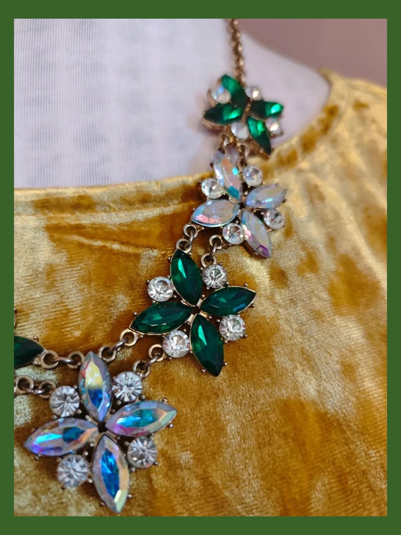 🌺 Precioso conjunto de gargantilla y pendientes con diseño floral verde y blanco irisado – boutique local 2