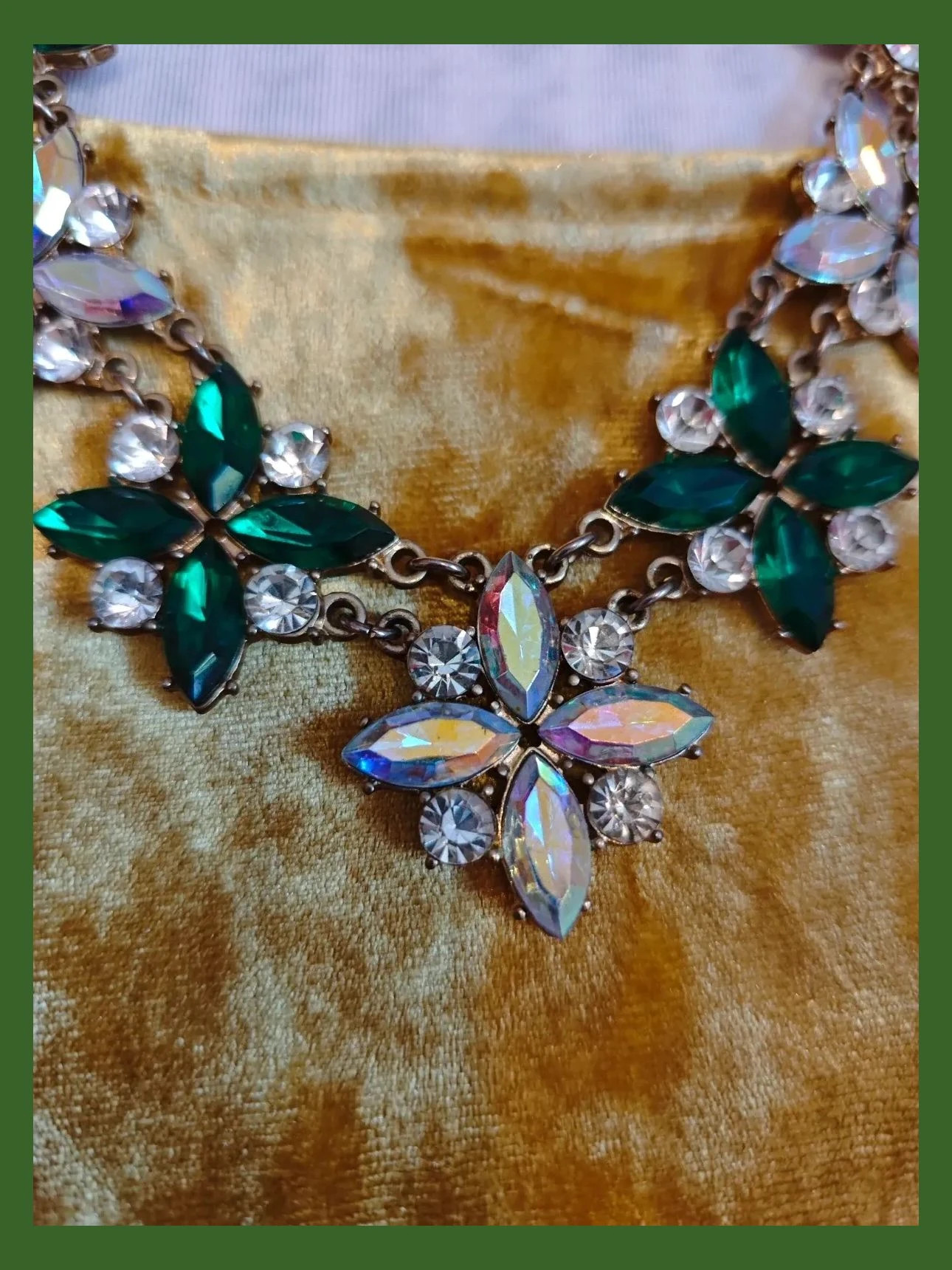 🌺 Precioso conjunto de gargantilla y pendientes con diseño floral verde y blanco irisado – boutique local 3