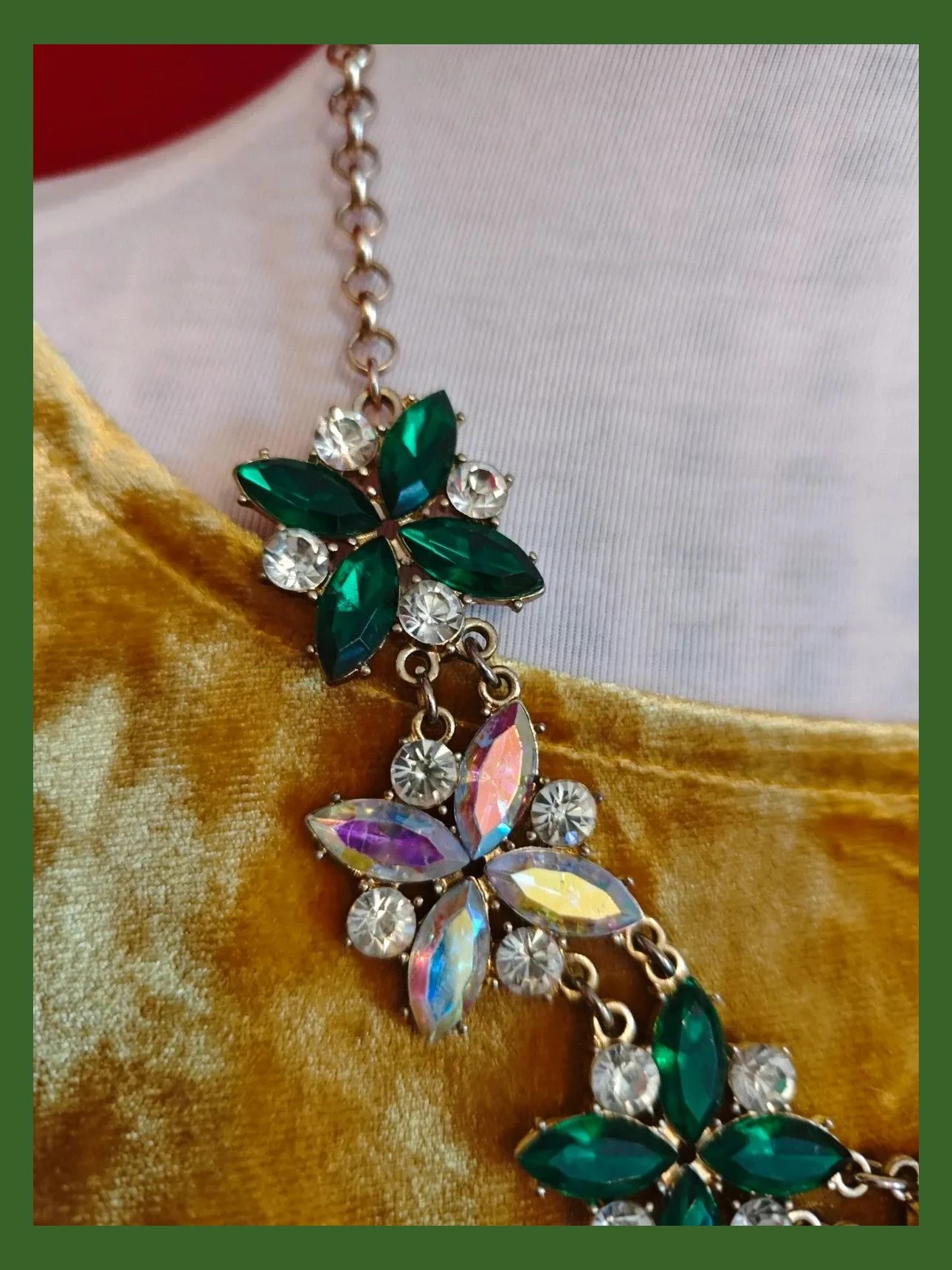 🌺 Precioso conjunto de gargantilla y pendientes con diseño floral verde y blanco irisado – boutique local 4