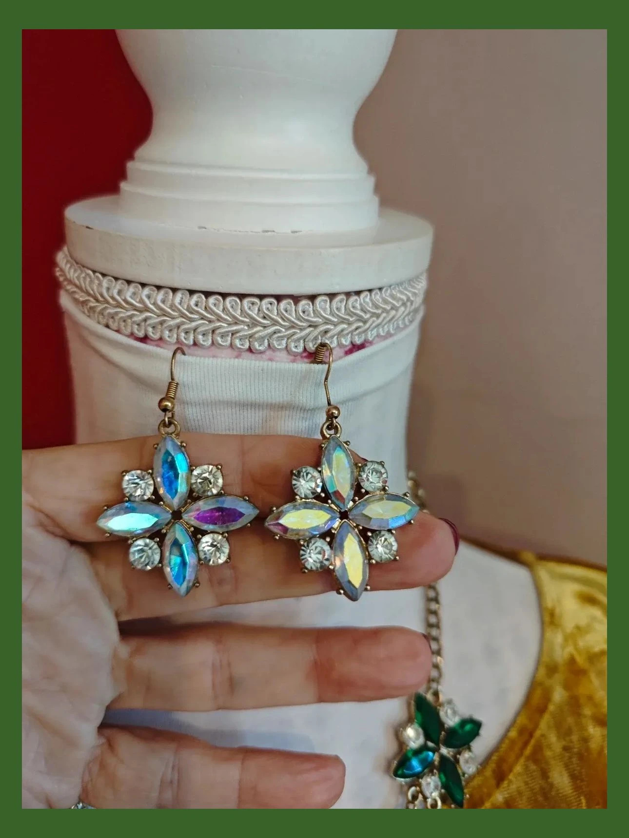🌺 Precioso conjunto de gargantilla y pendientes con diseño floral verde y blanco irisado – boutique local 5
