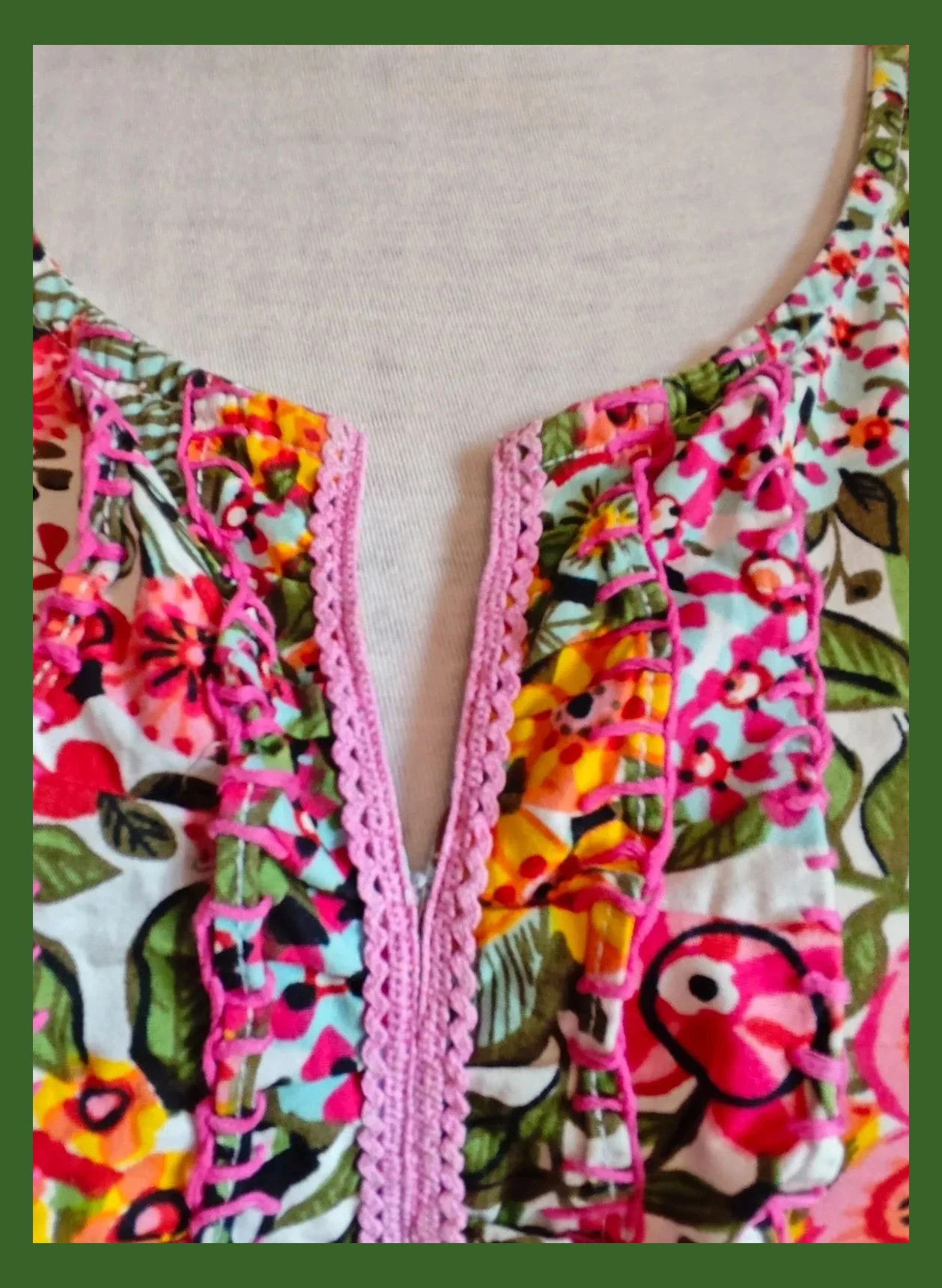 🌺 Bonito vestido de algodón estampado floral con volantes delante y cinta de crochet rosa – Tonala – taille XL / 42 / 14 4