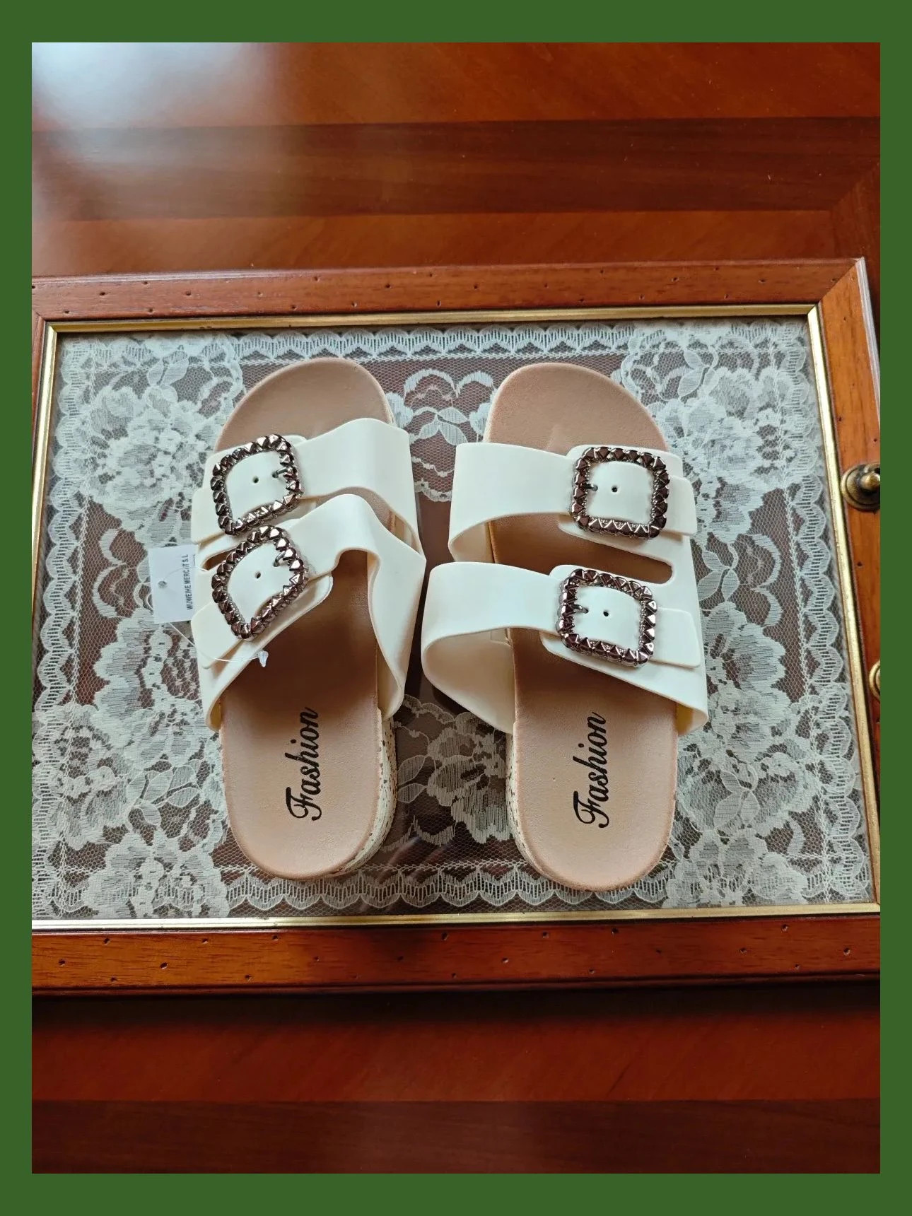 🌺 Comodísimas sandalias tono crema con doble tira ajustable y hebillas decorativas en tono plateado – Fashion – taille 38 5