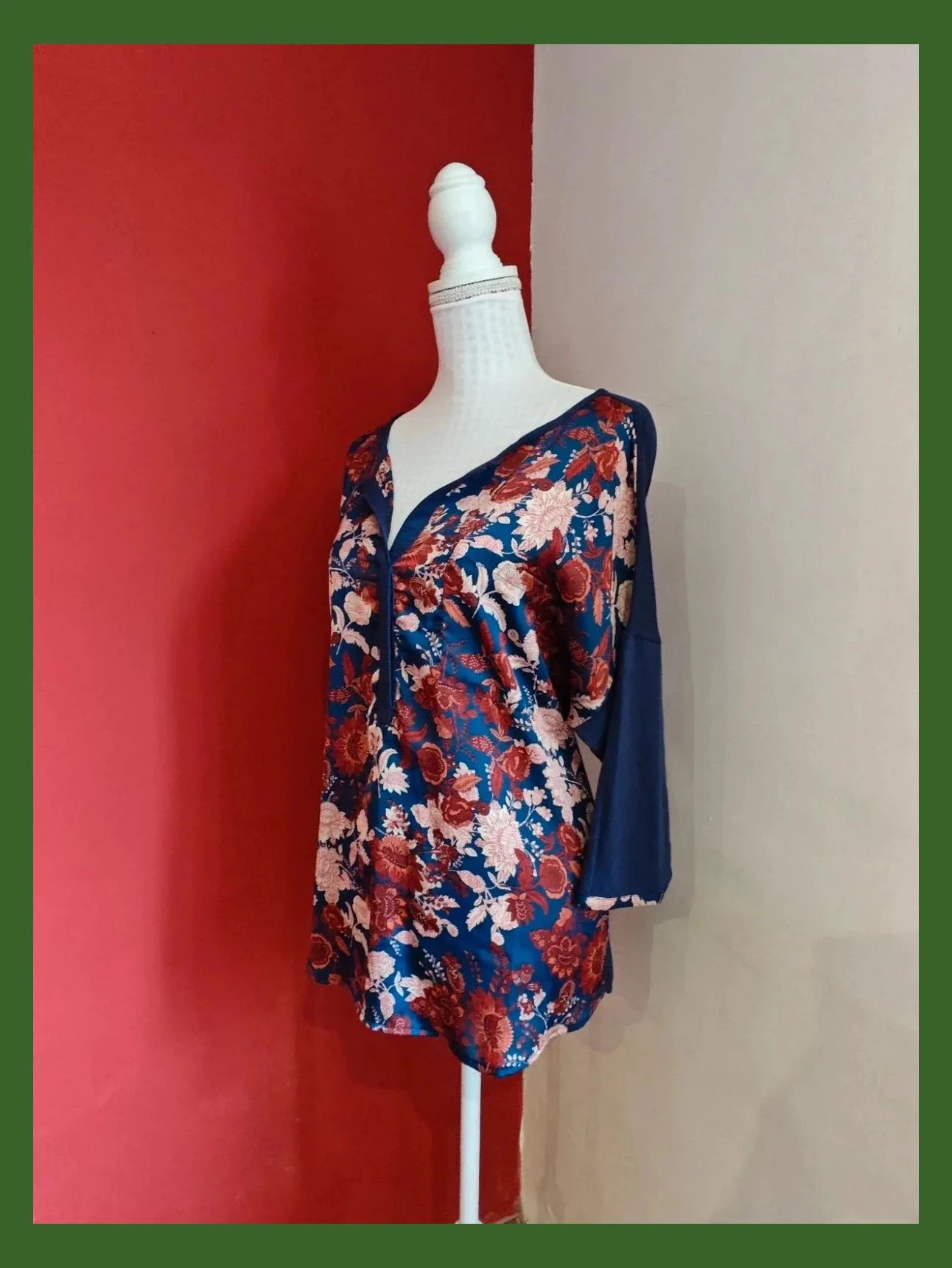 🌺 Camiseta azul marino con frente de raso estampado floral – Cortefiel – taille XXL / 44 / 16 2
