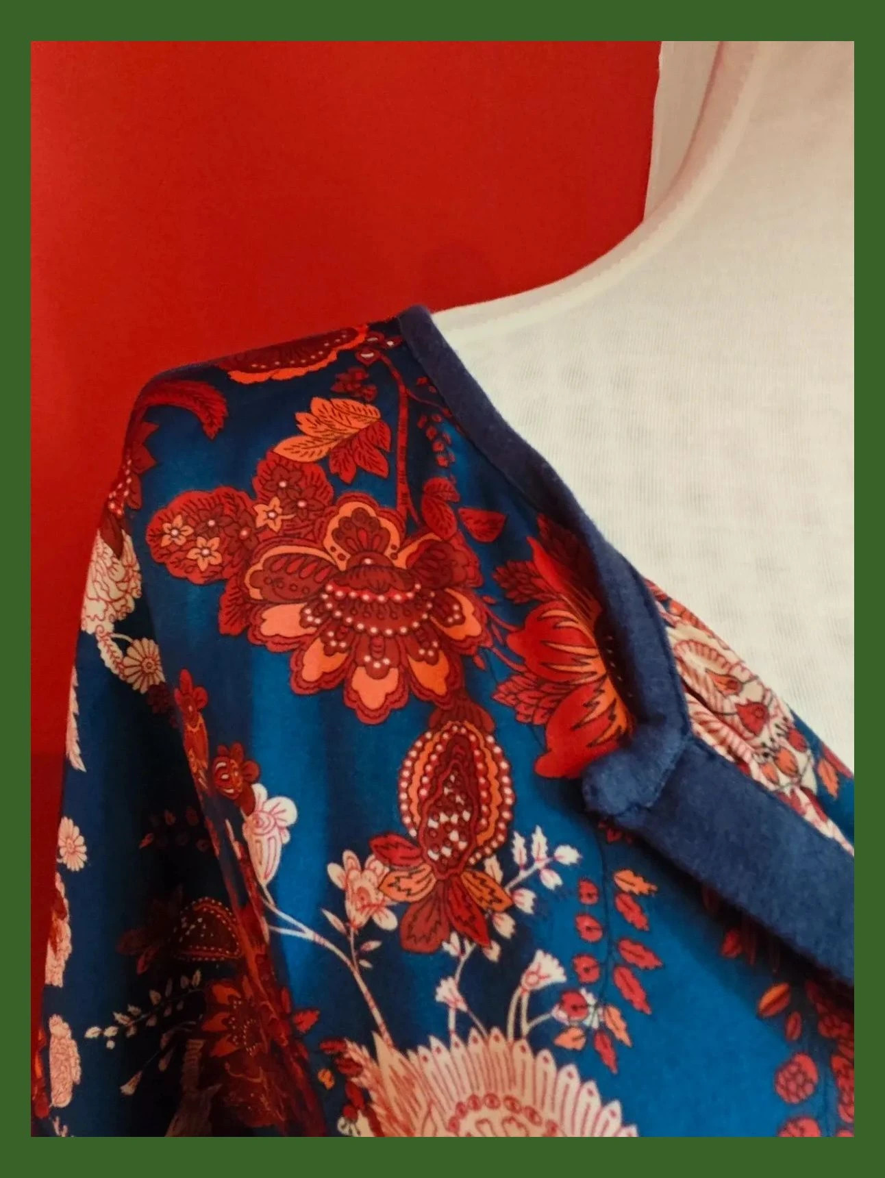 🌺 Camiseta azul marino con frente de raso estampado floral – Cortefiel – taille XXL / 44 / 16 3