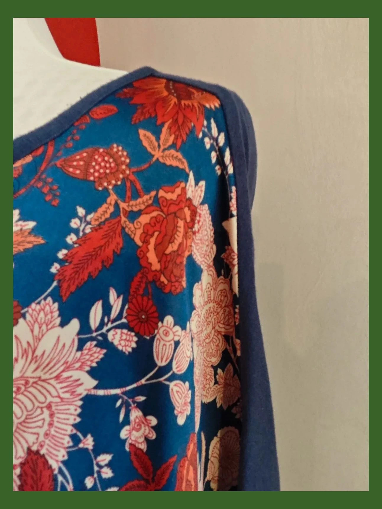🌺 Camiseta azul marino con frente de raso estampado floral – Cortefiel – taille XXL / 44 / 16 4