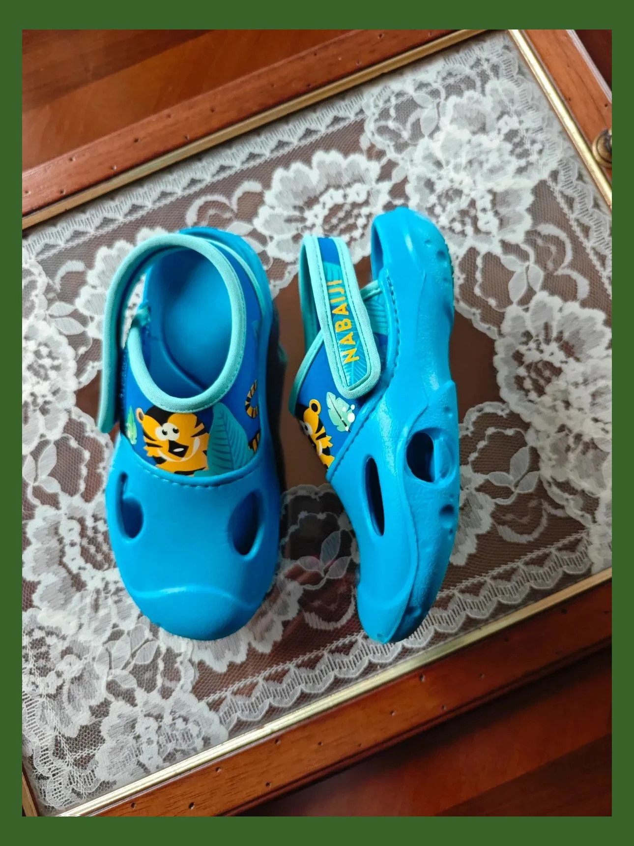 🌺 Chanclas de baño azules con dibujo infantil – taille 28