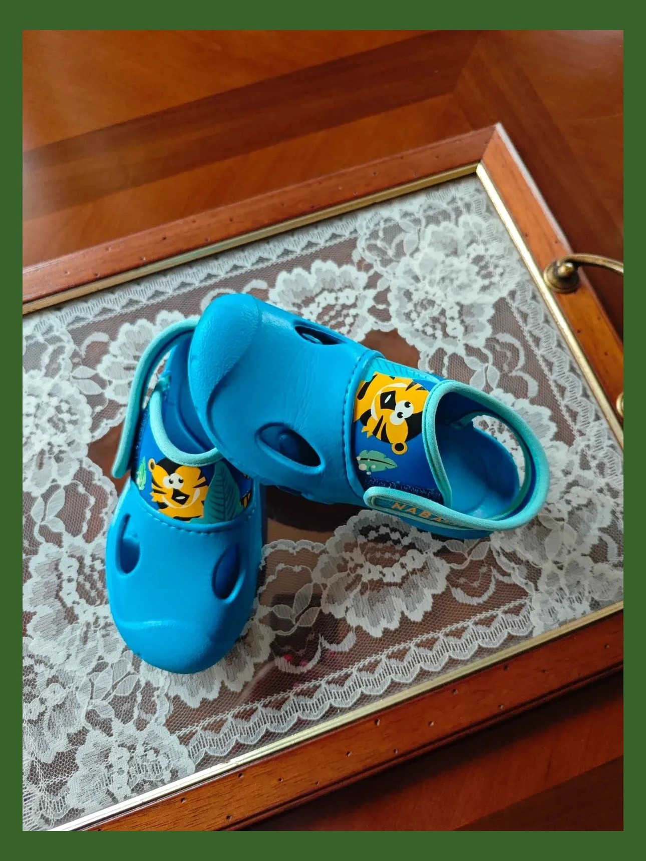 🌺 Chanclas de baño azules con dibujo infantil – taille 28 3