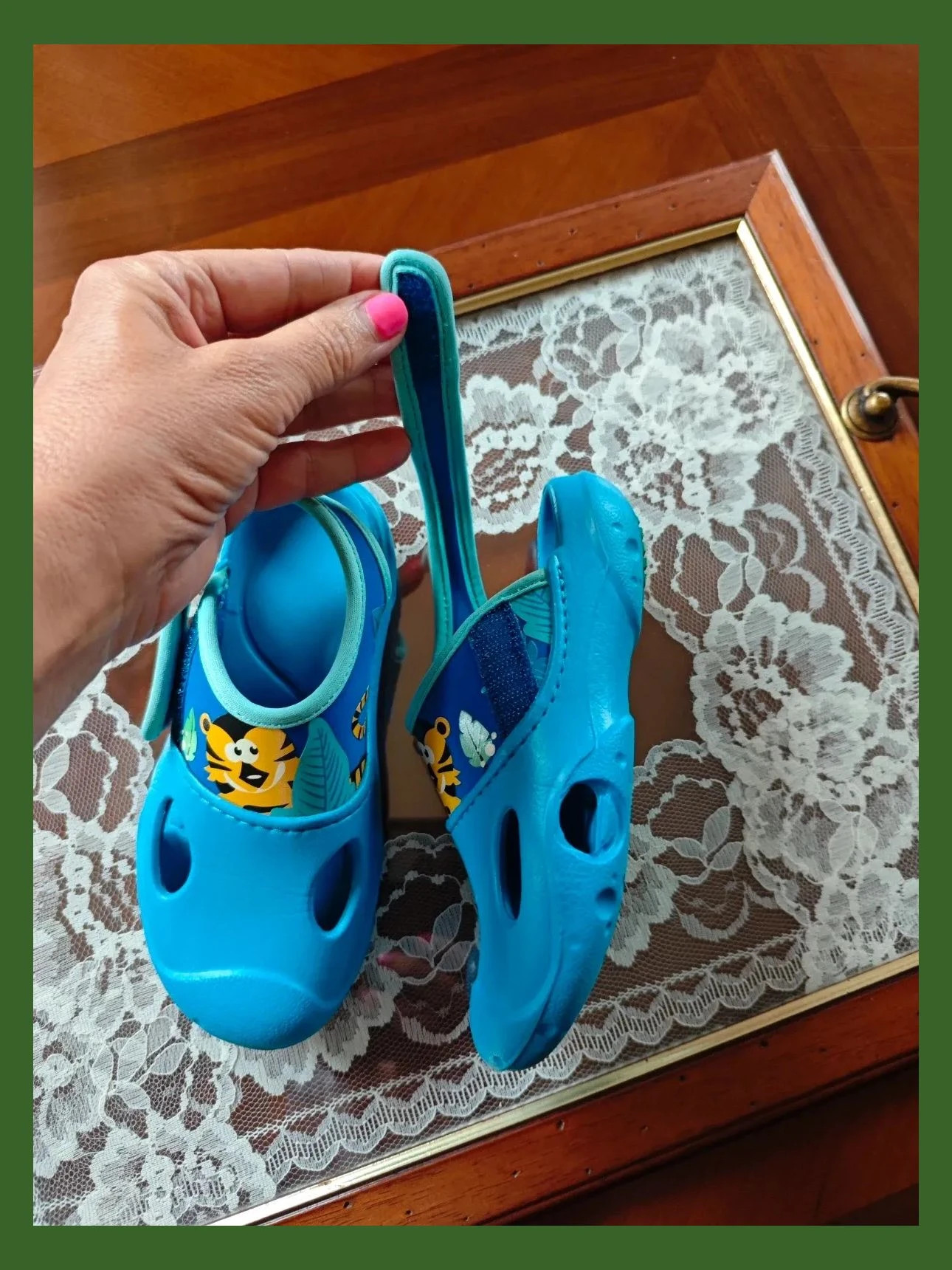 🌺 Chanclas de baño azules con dibujo infantil – taille 28 5