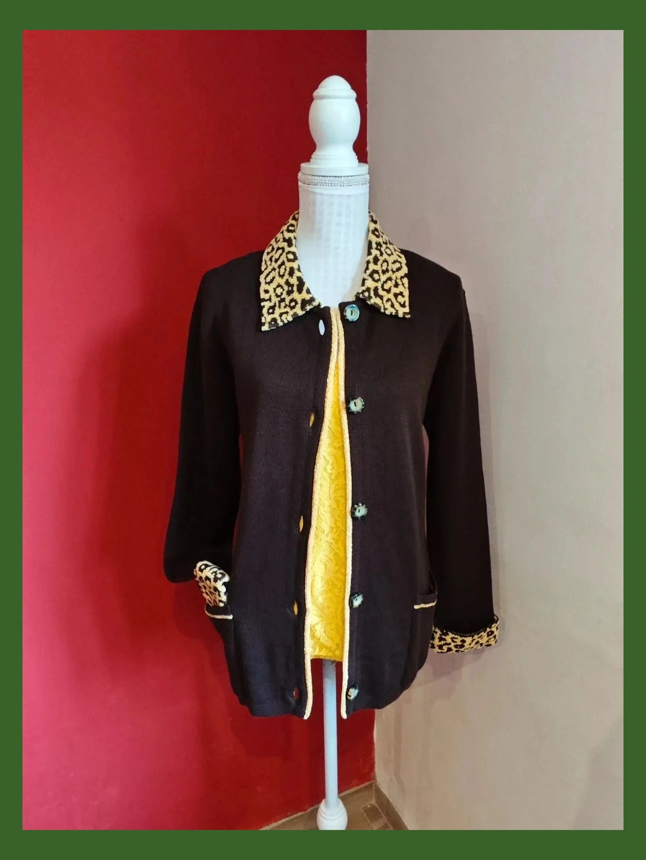 🌺 Chaqueta de punto marrón con cuello y puños mezclado con amarillo