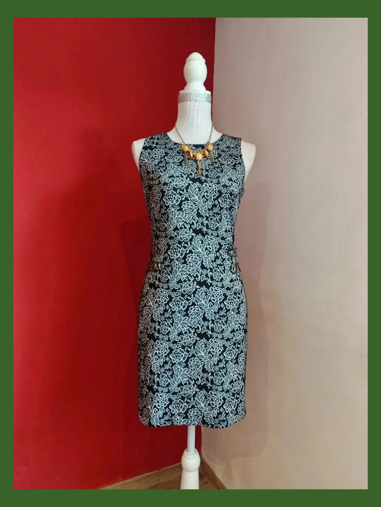 🌺 Estiloso vestido sin mangas negro con estampado floral blanco