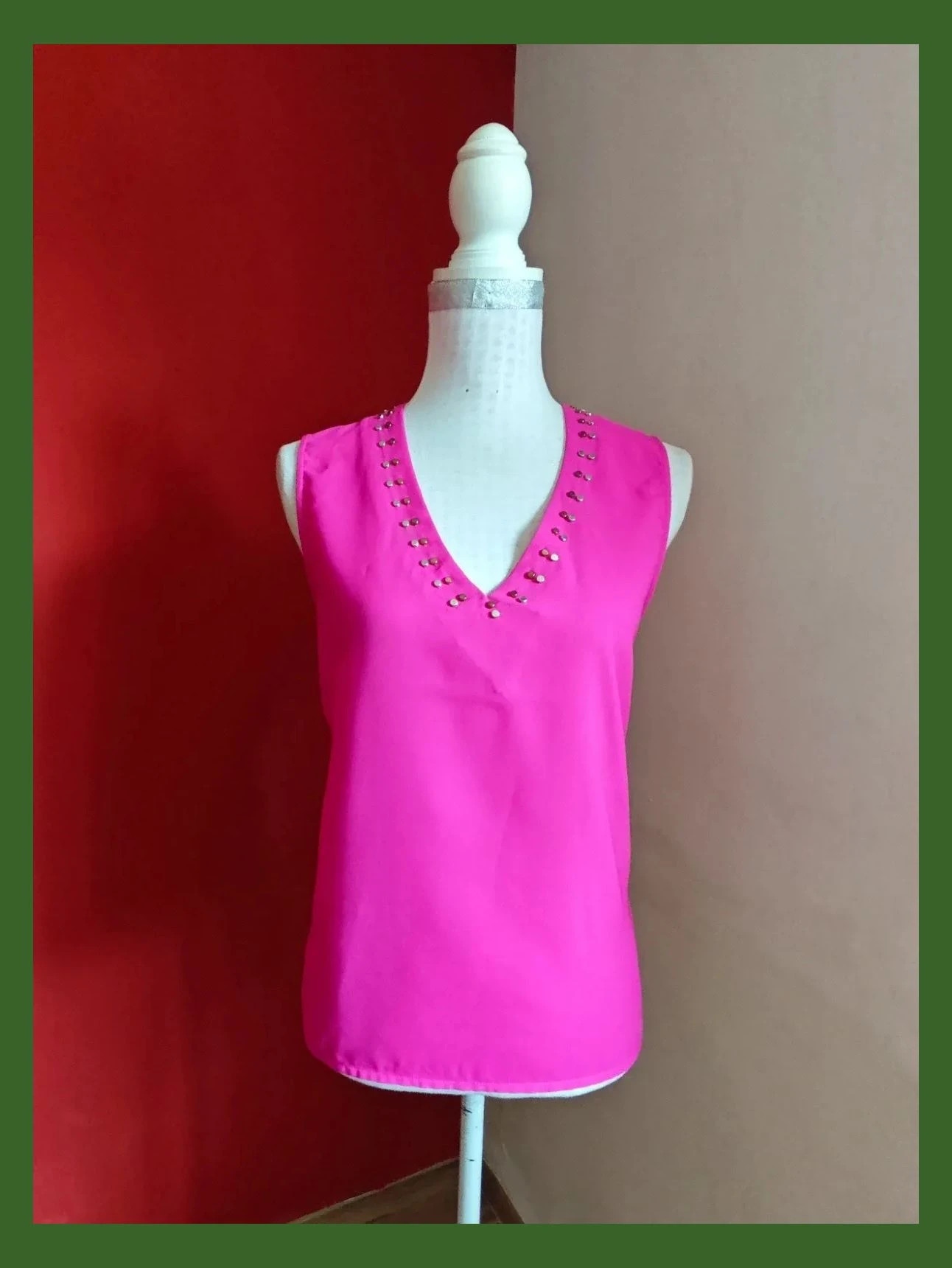 🌺Blusa fucsia con remaches dorados en escote