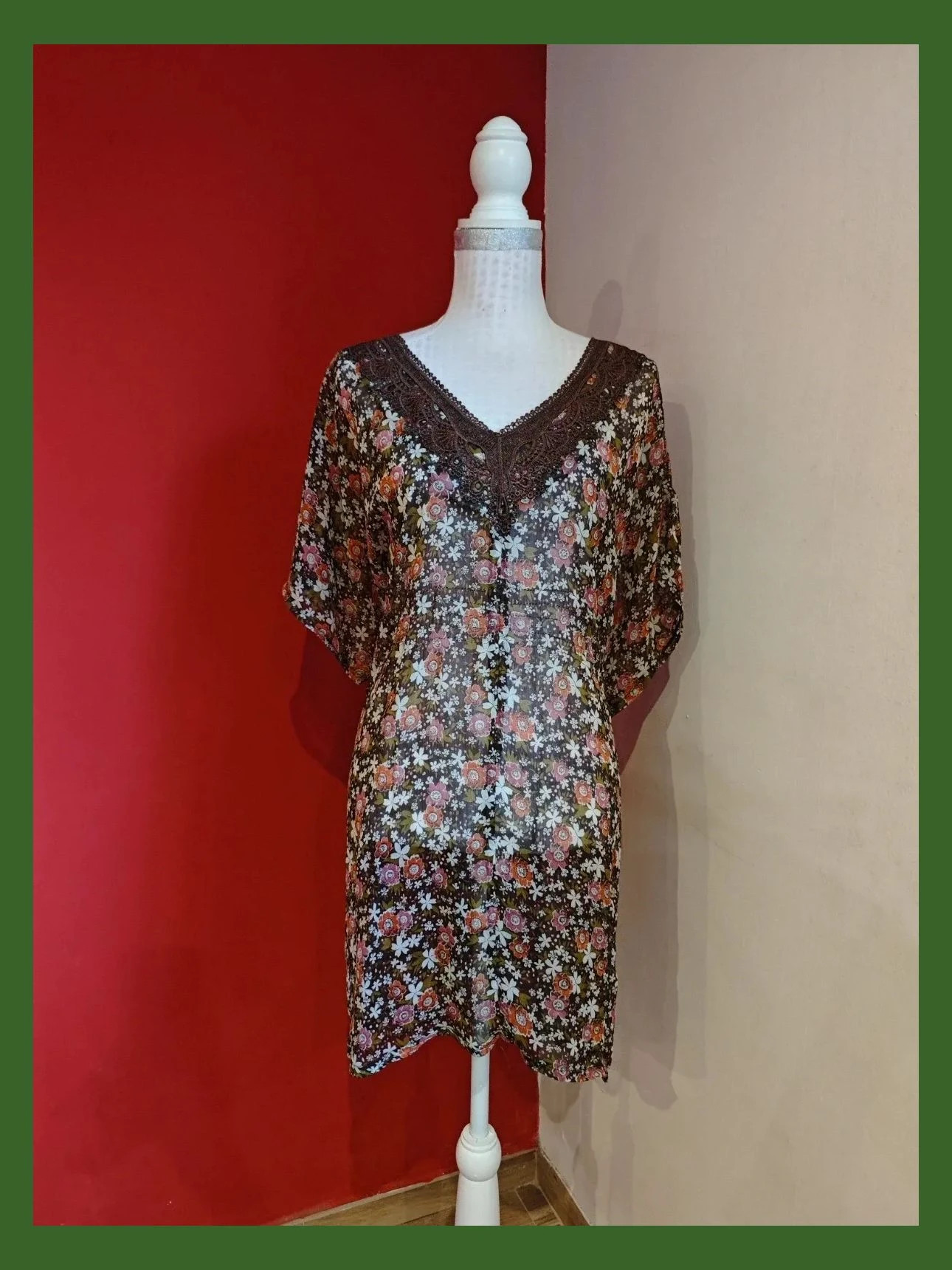 🌺 Bonito caftán de gasa marrón con florecitas y aplicación de crochet en escote, talla L