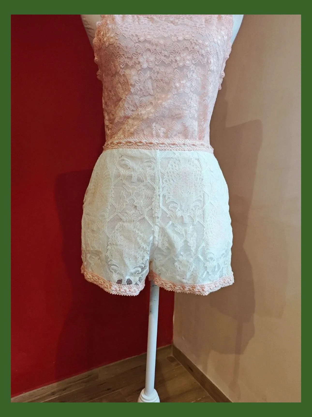🌺 Bonito short de blonda blanca con pasamanería rosa, talla S – Boutique Italiana – taille S / 36 / 8