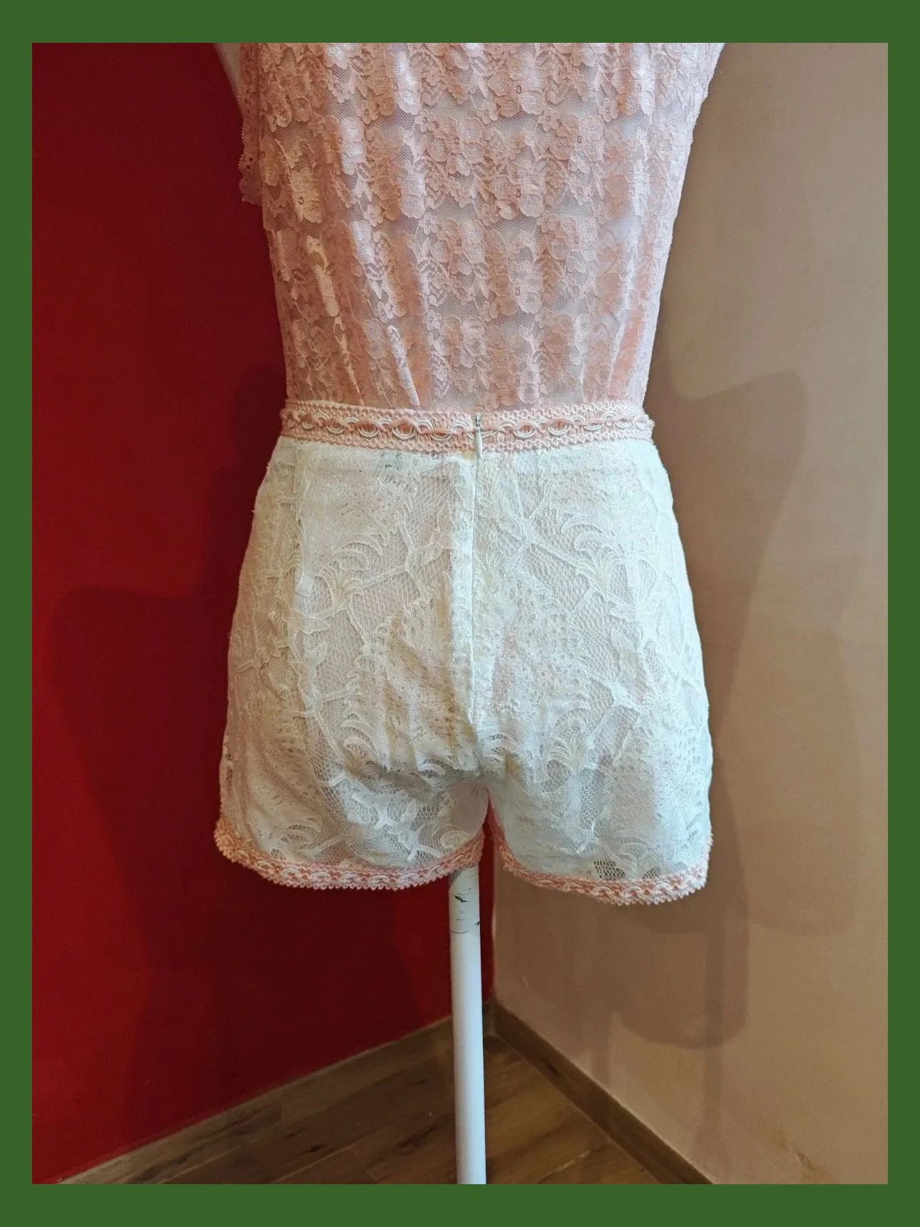 🌺 Bonito short de blonda blanca con pasamanería rosa, talla S – Boutique Italiana – taille S / 36 / 8 4