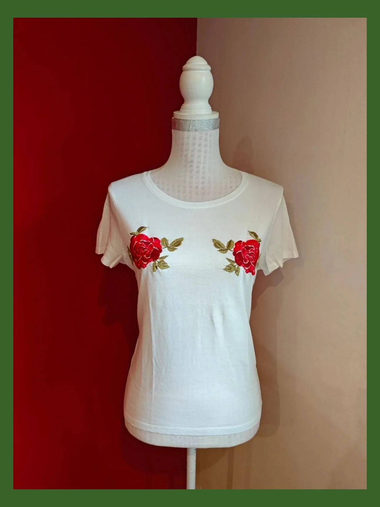🌺Camiseta blanca con rosas bordadas en el pecho. Talla M
