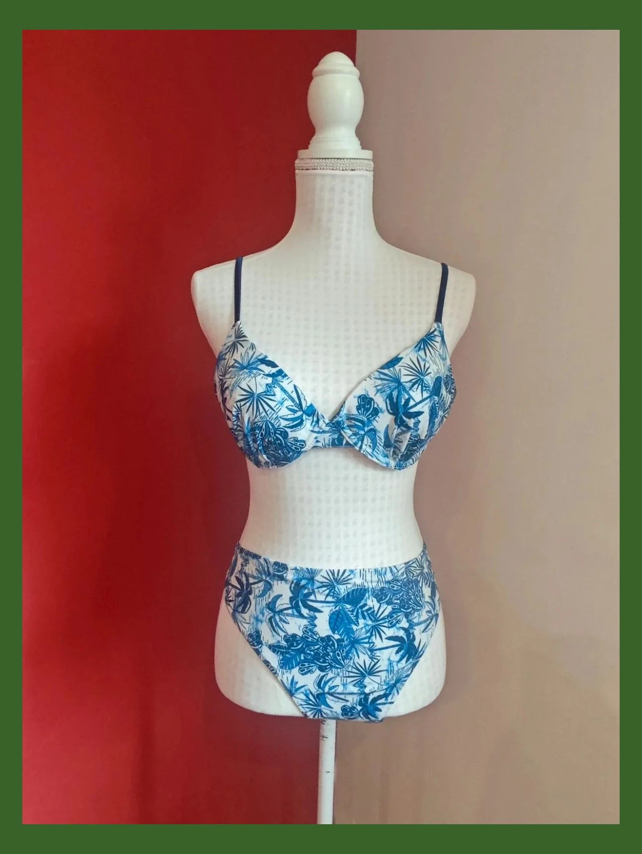 🌺 Bikini blanco con estampado floral tonos azules