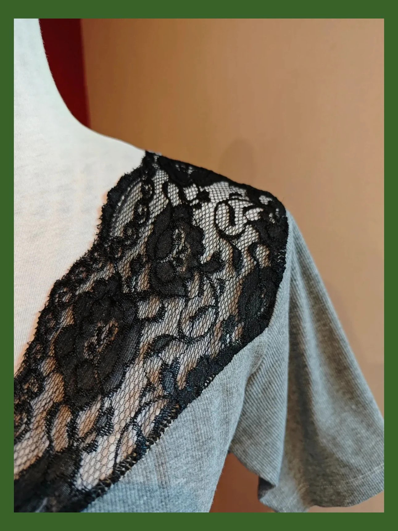 🌺 Original camiseta gris con blonda negra en hombros y espalda superior abierta – ME & YOU – taille L / 40 / 12 4