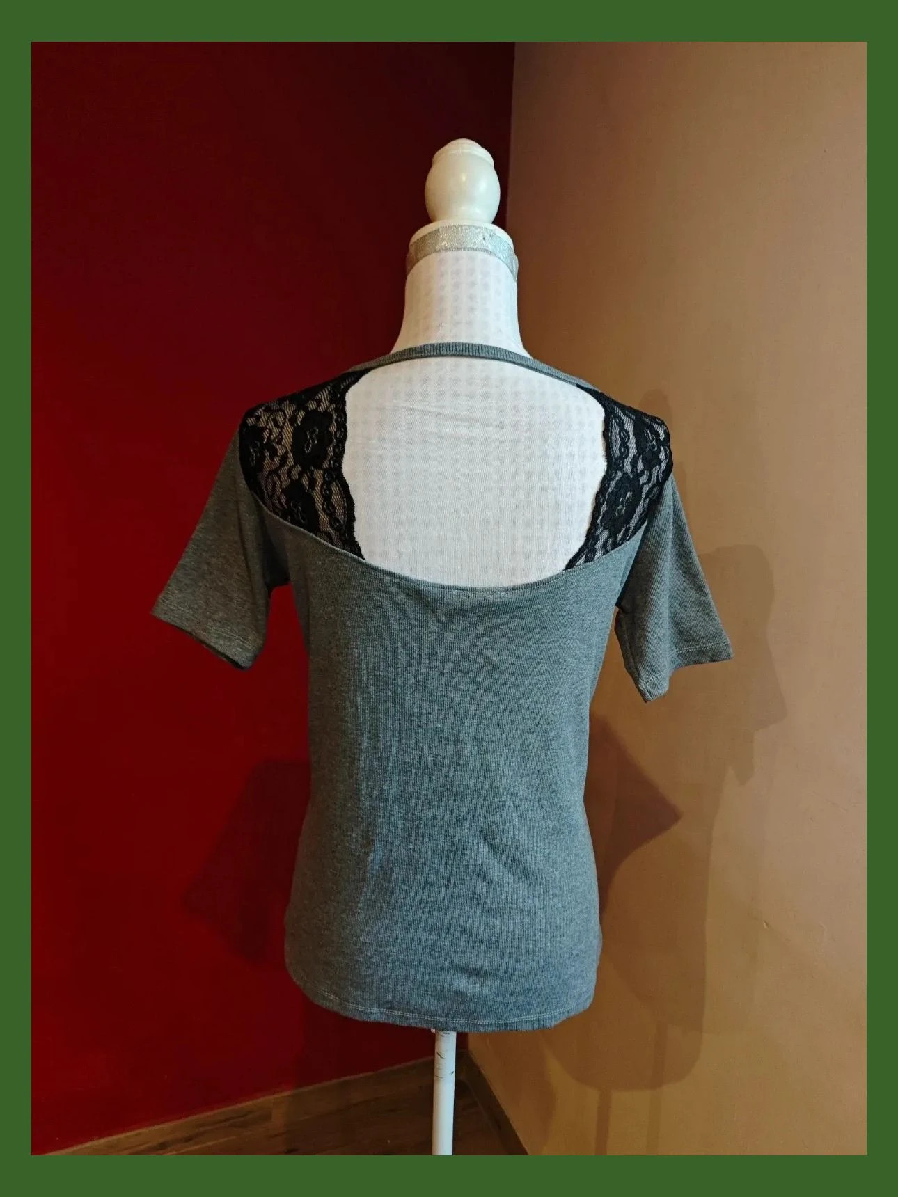 🌺 Original camiseta gris con blonda negra en hombros y espalda superior abierta – ME & YOU – taille L / 40 / 12 5