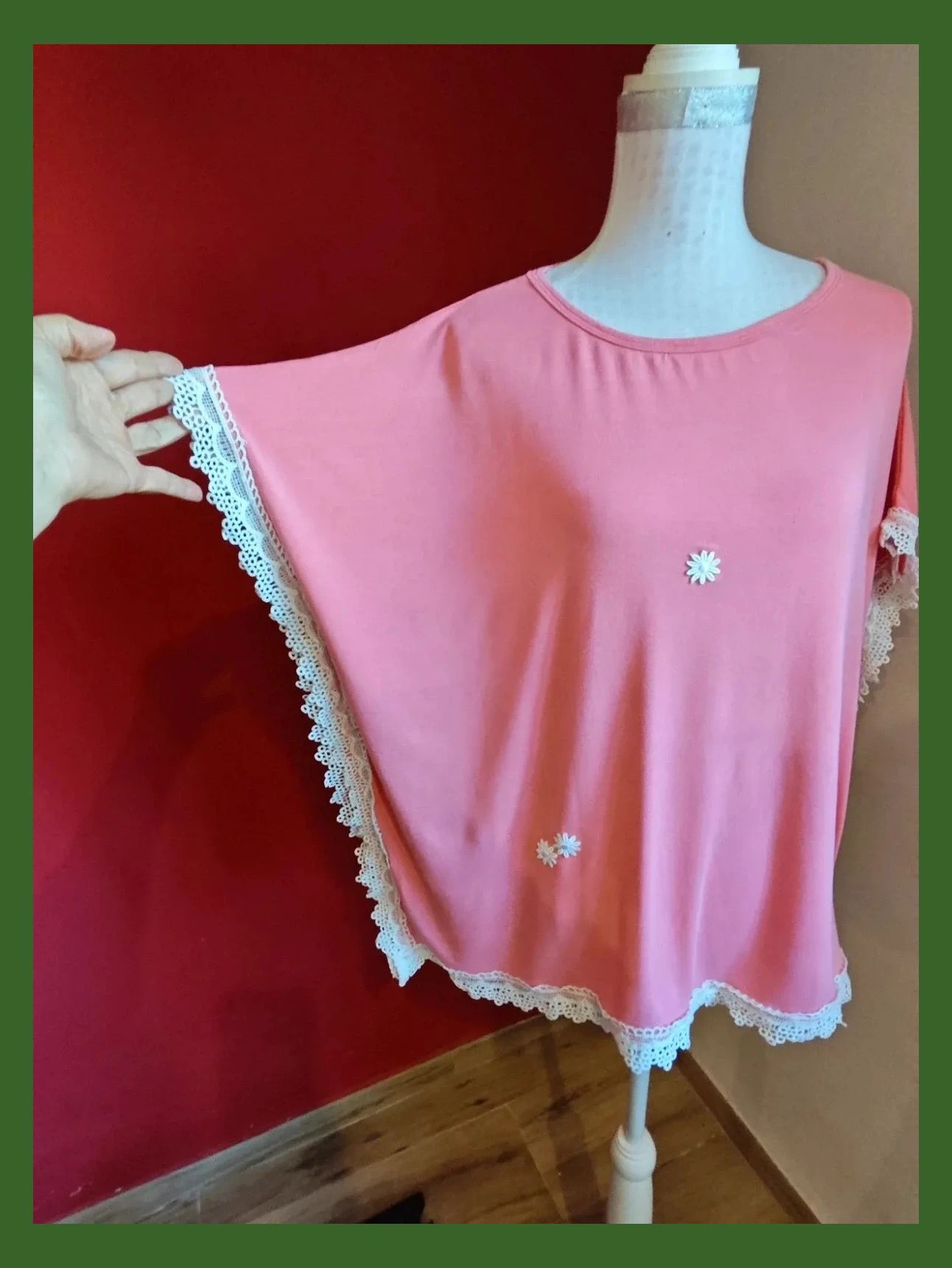 🌺Camisola oversize rosa con crochet blanco en bordes y detalle de margaritas – taille Taille unique 3