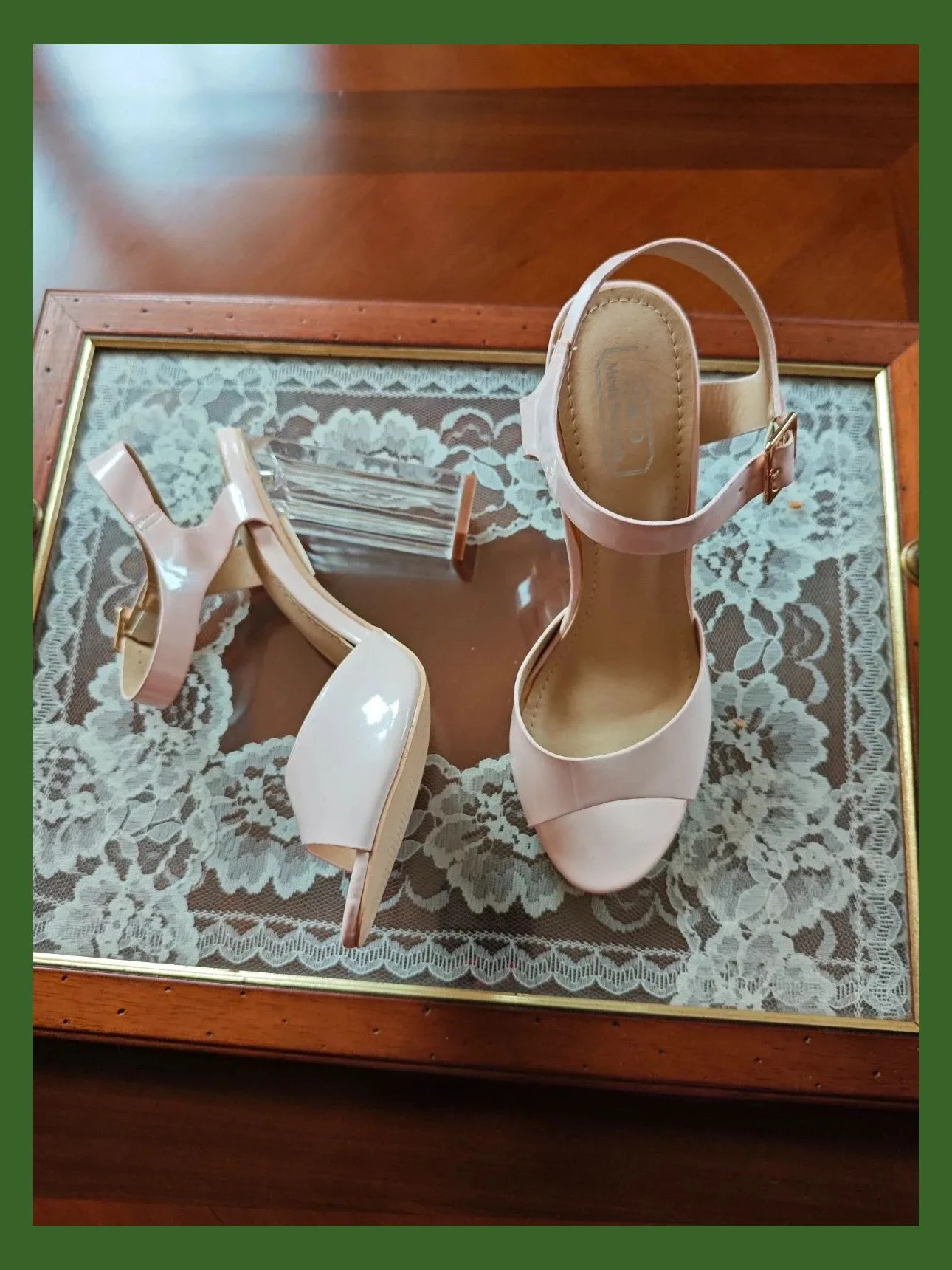 🌺Preciosas sandalias de charol rosa con tacón transparente
