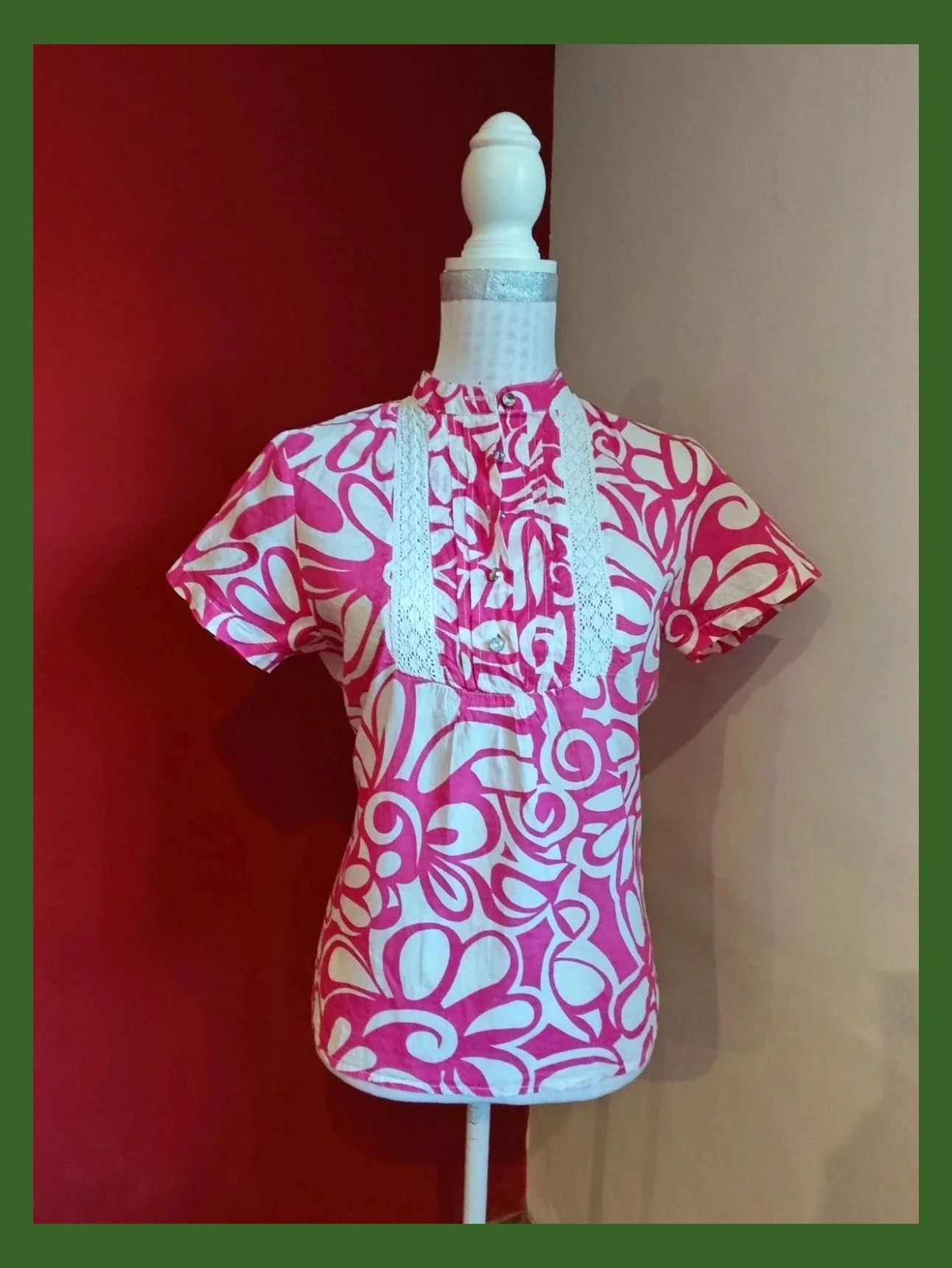 🌺Blusa de algodón estampado fucsia y blanco con crochet en escote