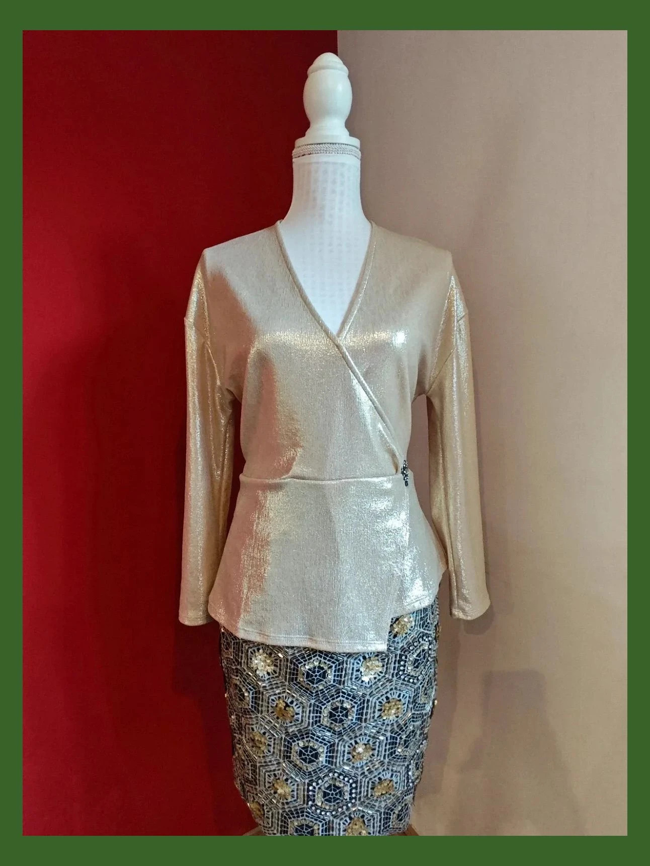 🌺 Precioso y elegante top dorado cruzado con broche de brillantes