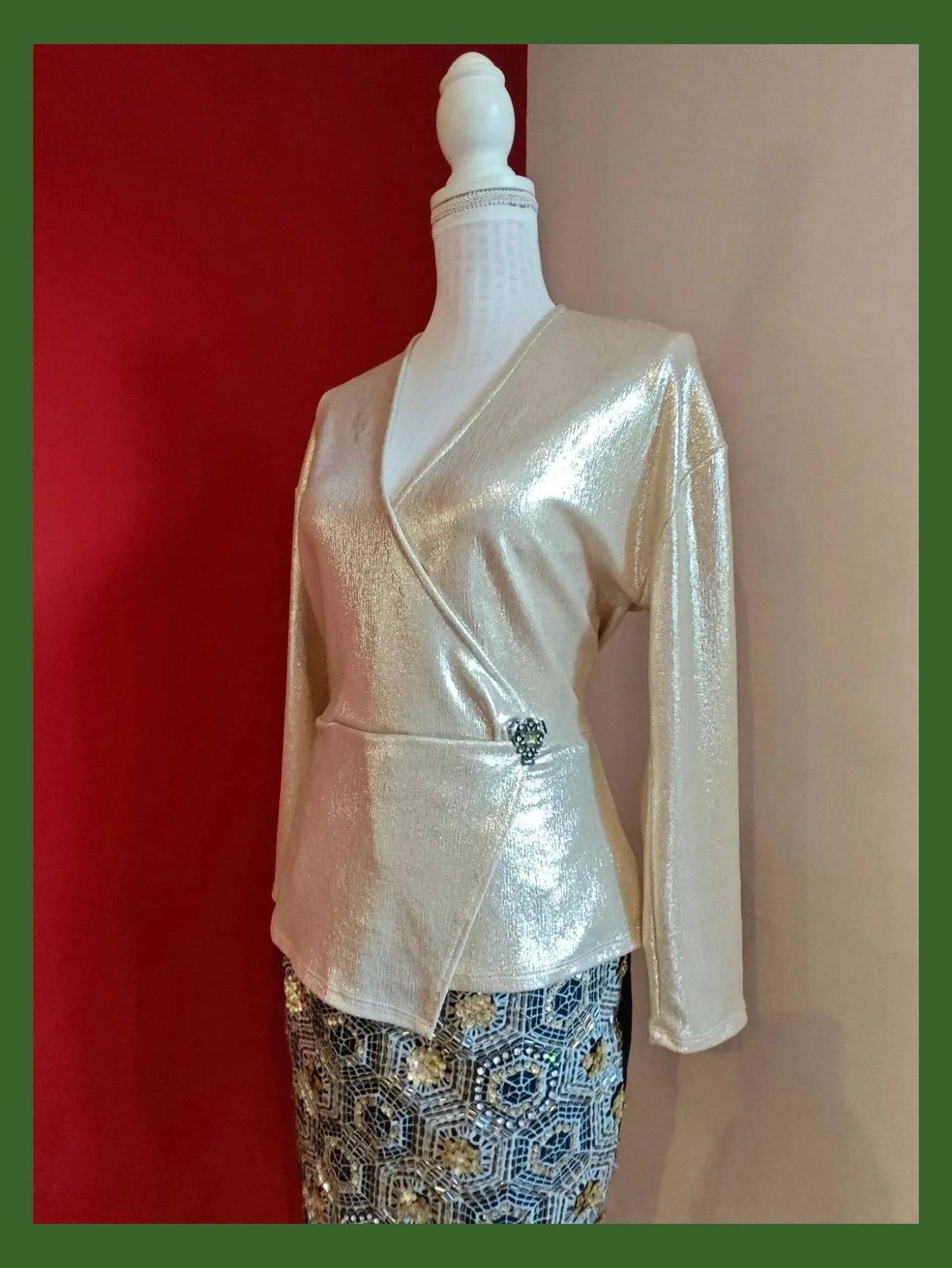 🌺 Precioso y elegante top dorado cruzado con broche de brillantes – Sfera Collection – taille L / 40 / 12 4