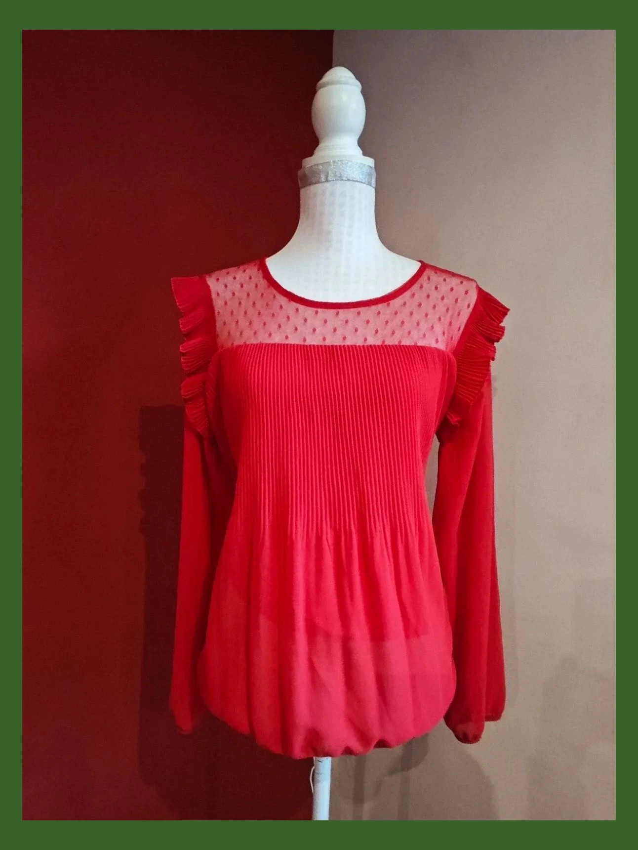 🌺 Preciosísima blusa de gasa roja con tul en escote y plisado en volantitos y pecho – Freestyle – taille L / 40 / 12