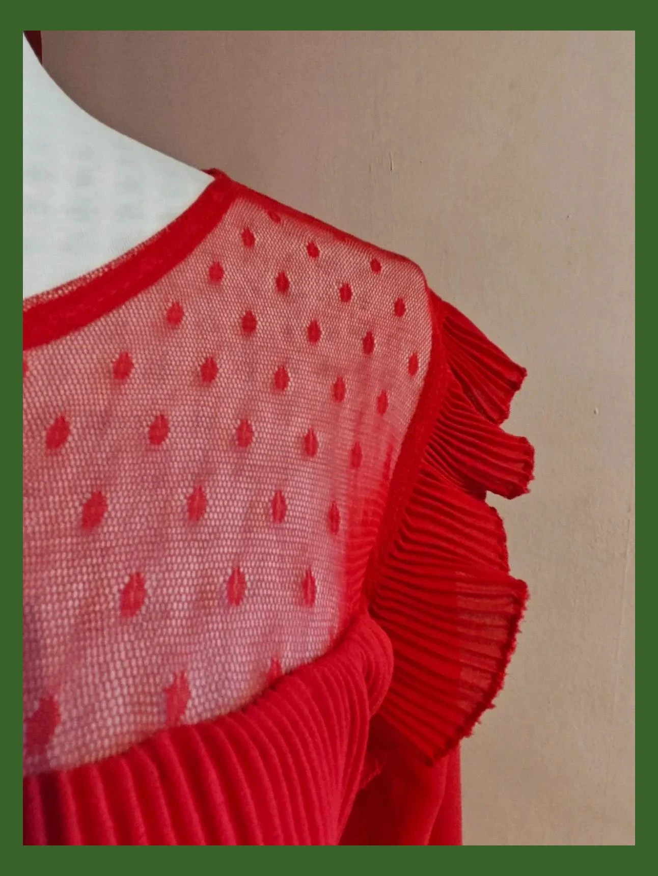 🌺 Preciosísima blusa de gasa roja con tul en escote y plisado en volantitos y pecho – Freestyle – taille L / 40 / 12 3
