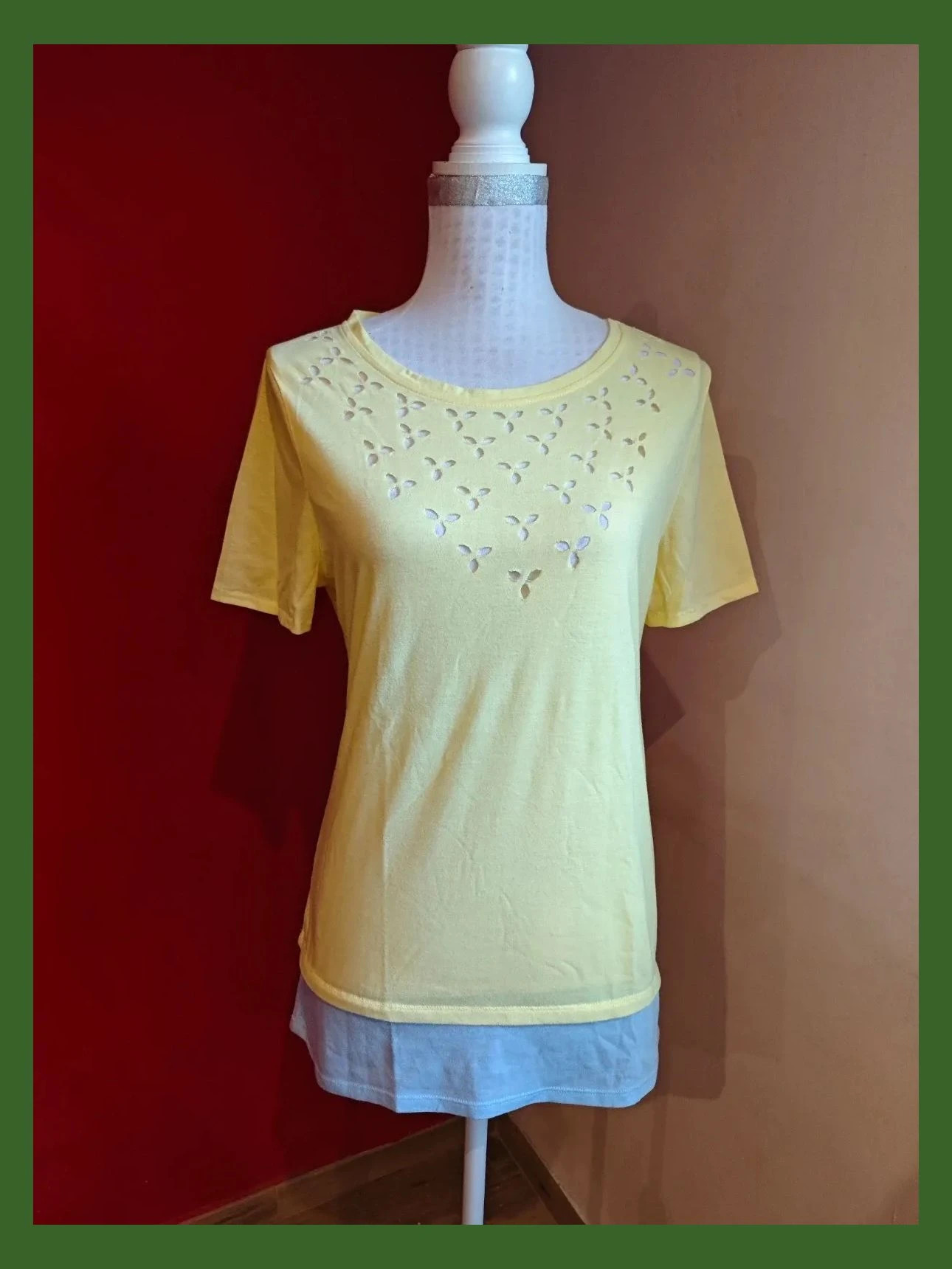 🌺 Camiseta amarilla con bajo azul claro y flores troqueladas en escote – Urban By Venca – taille M / 38 / 10