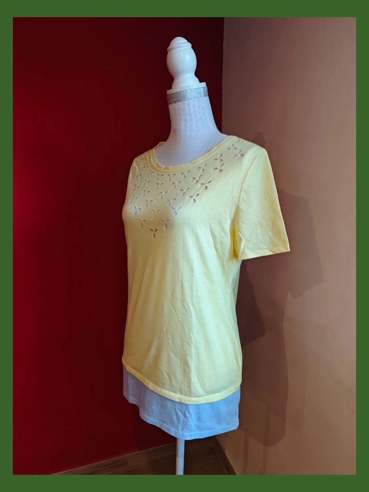 🌺 Camiseta amarilla con bajo azul claro y flores troqueladas en escote – Urban By Venca – taille M / 38 / 10 2