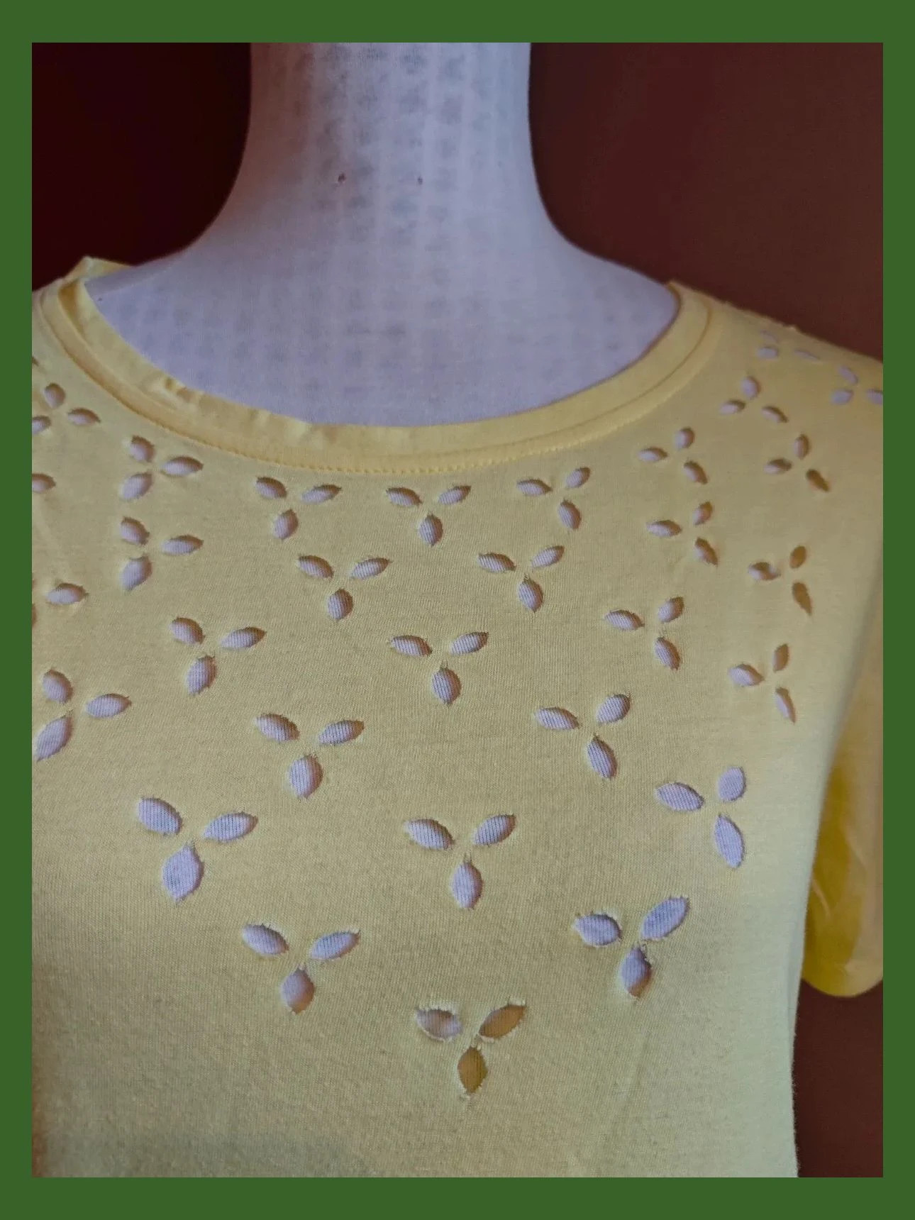 🌺 Camiseta amarilla con bajo azul claro y flores troqueladas en escote – Urban By Venca – taille M / 38 / 10 3