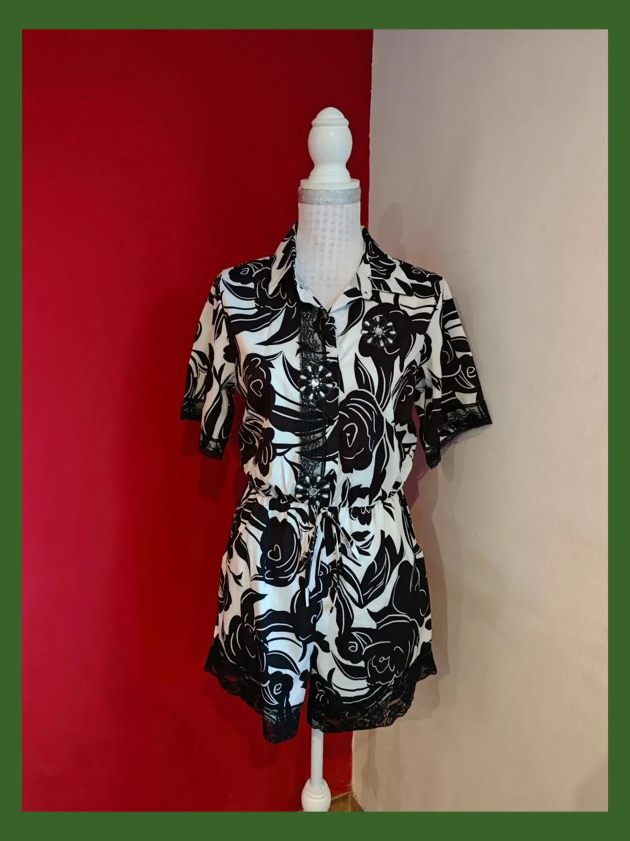 🌺Mono corto tuneado con puntillas y abalorios, estampado negro y blanco de algodón tipo raso – Boutique Italiana – taille M / 38 / 10