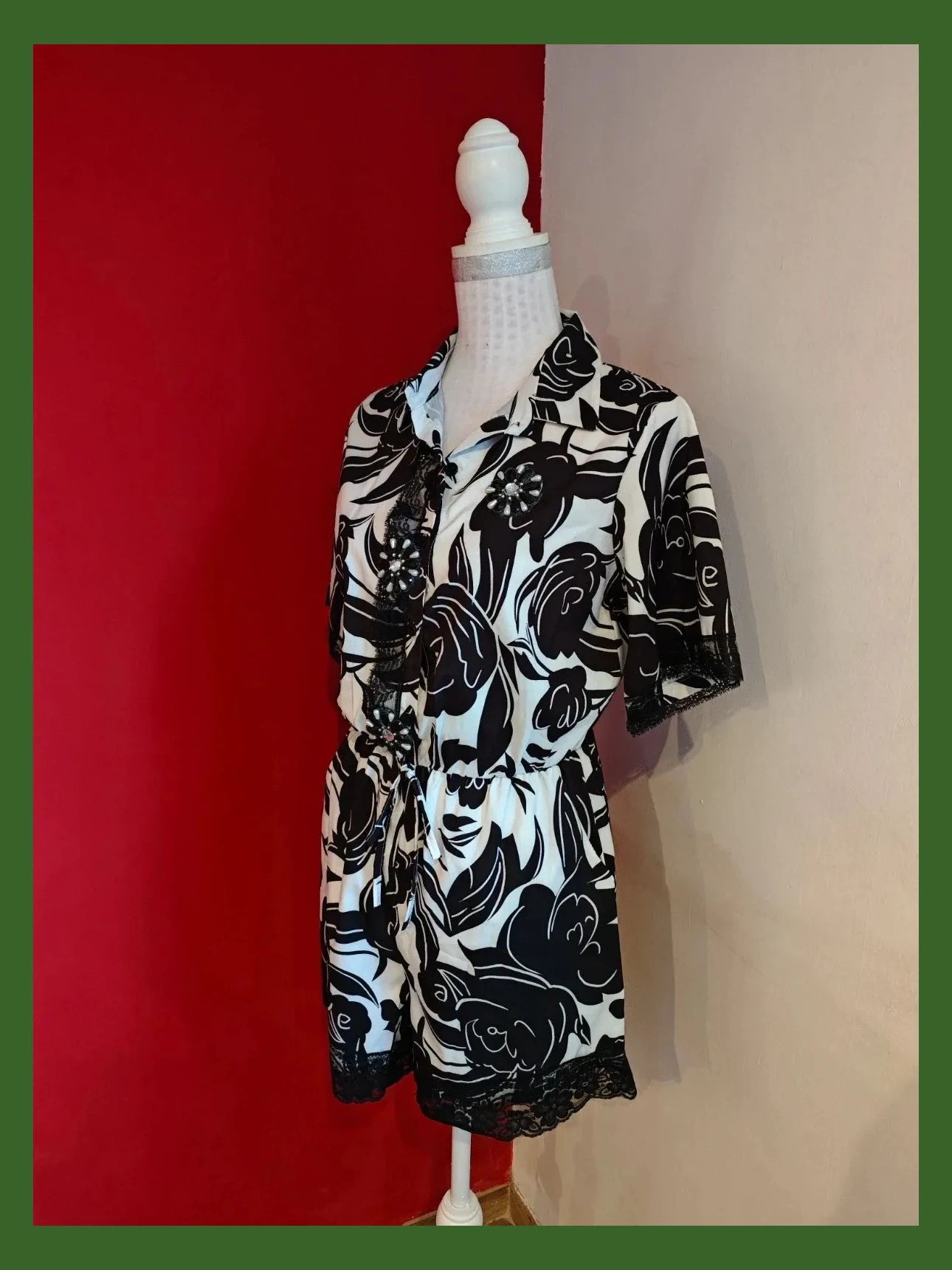 🌺Mono corto tuneado con puntillas y abalorios, estampado negro y blanco de algodón tipo raso – Boutique Italiana – taille M / 38 / 10 2