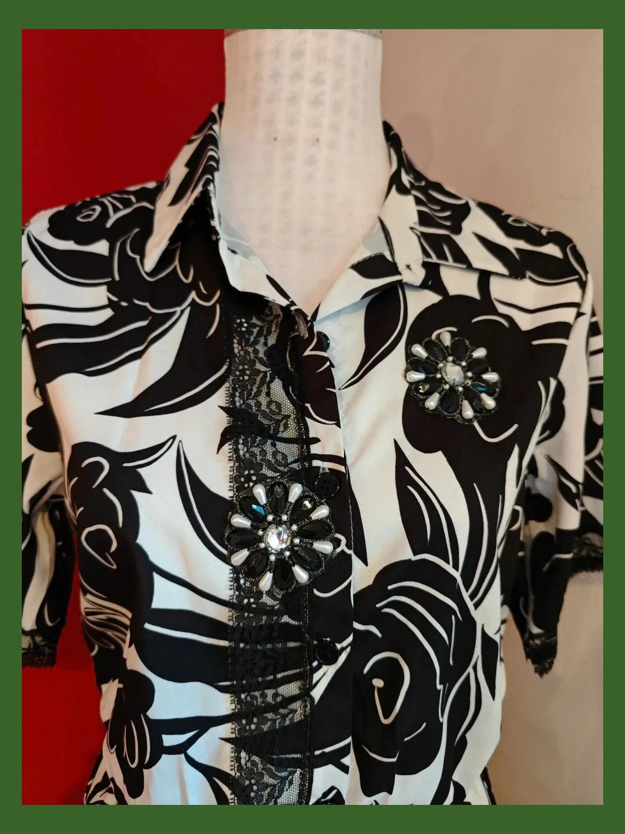 🌺Mono corto tuneado con puntillas y abalorios, estampado negro y blanco de algodón tipo raso – Boutique Italiana – taille M / 38 / 10 3