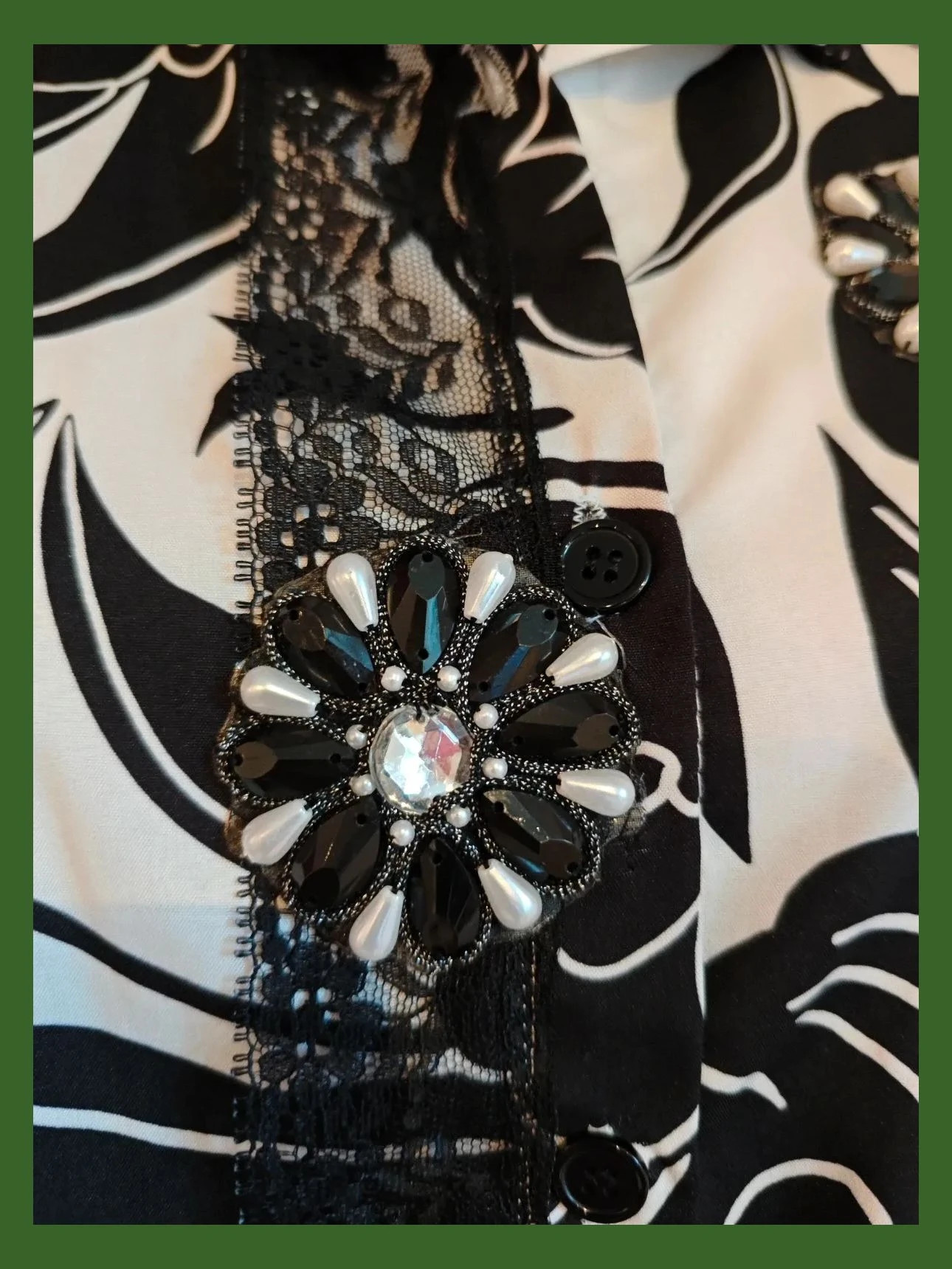 🌺Mono corto tuneado con puntillas y abalorios, estampado negro y blanco de algodón tipo raso – Boutique Italiana – taille M / 38 / 10 5