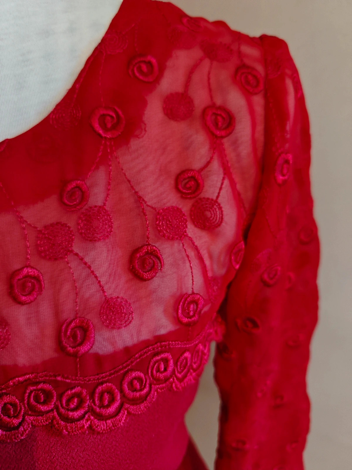 🌺Blusa entallada tela roja con parte superior de blonda con flores bordadas – taille XL / 42 / 14 3