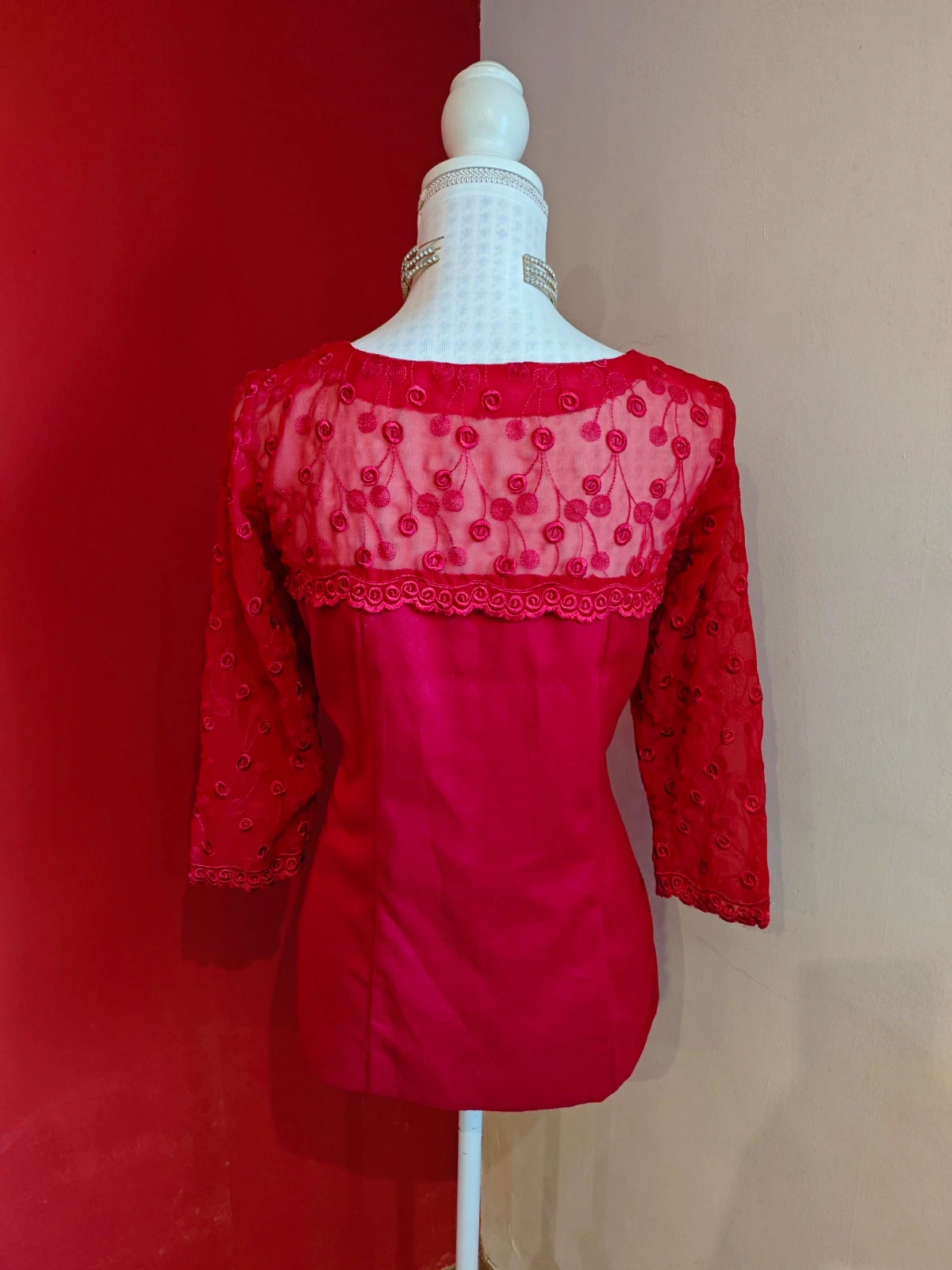 🌺Blusa entallada tela roja con parte superior de blonda con flores bordadas – taille XL / 42 / 14 5