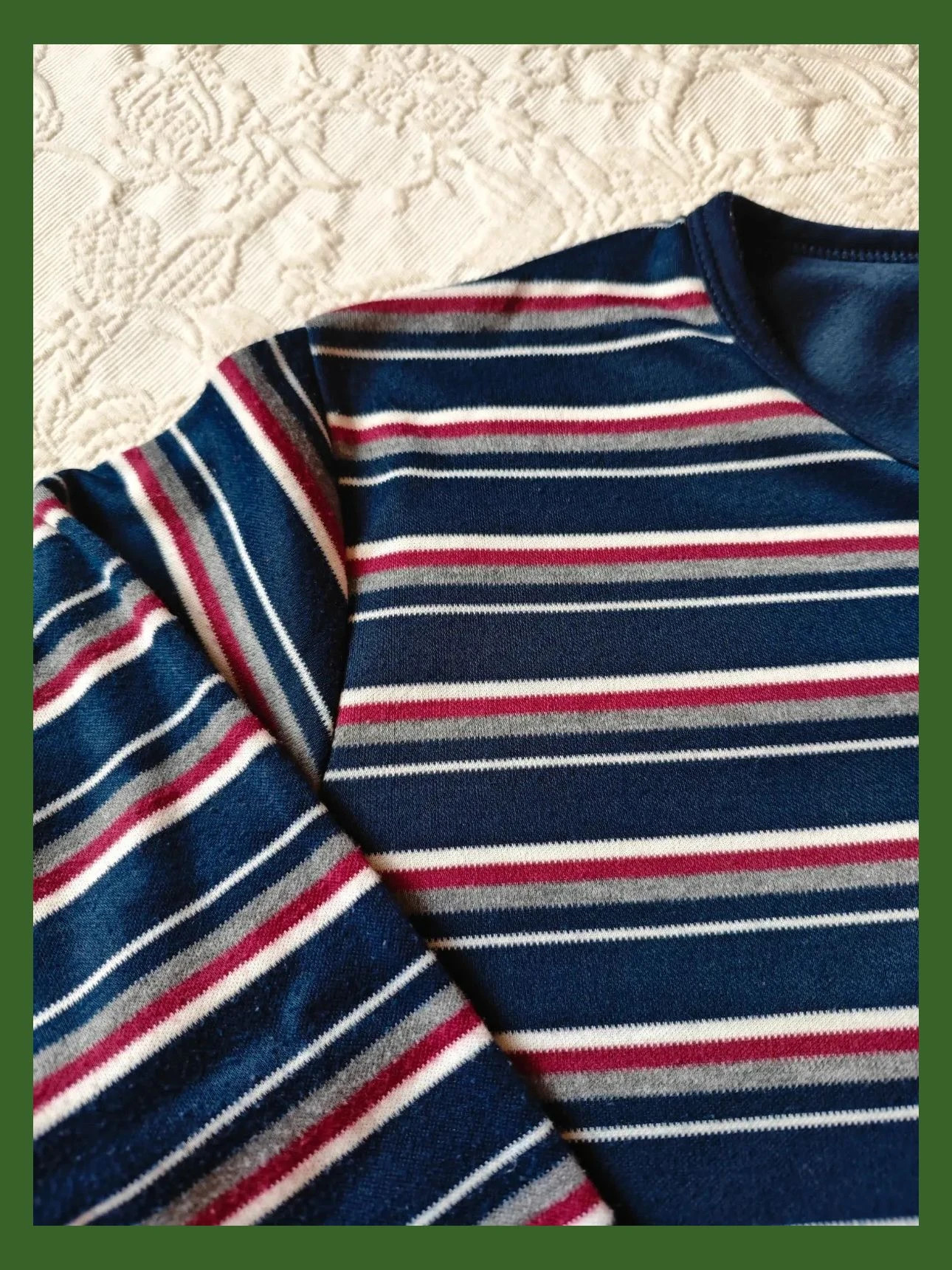 🌺 Cómodo pijama color azul marino y rayas blancas, grises y granate arriba – pijama juanitos – taille M 2